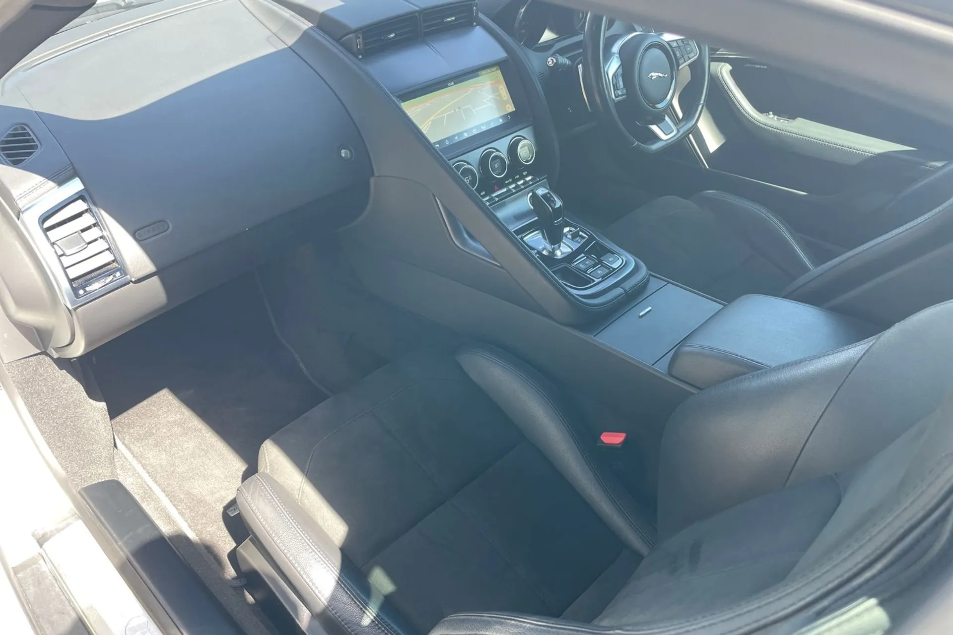 Jaguar F-TYPE thumbnail image number 37