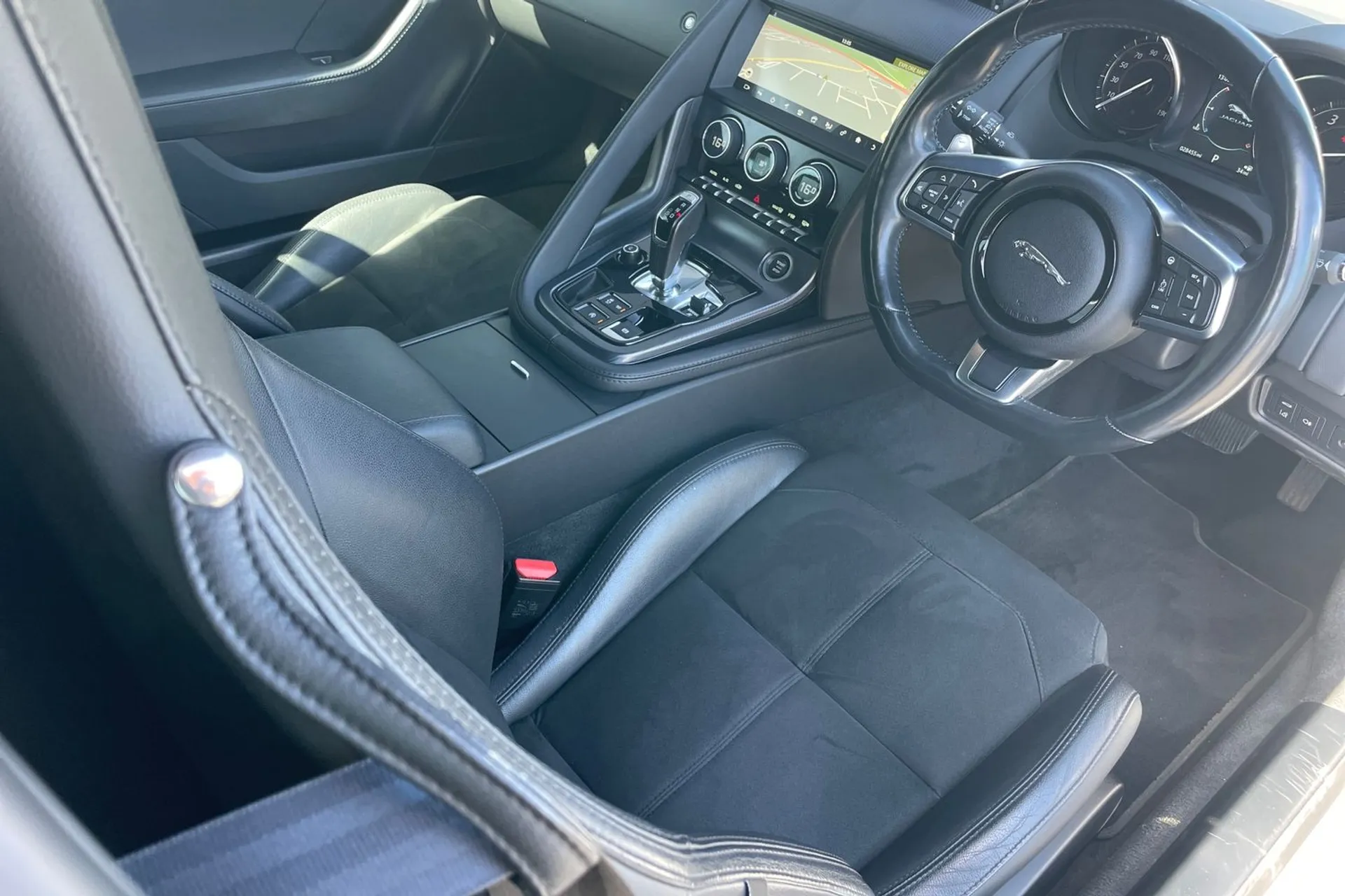 Jaguar F-TYPE thumbnail image number 38