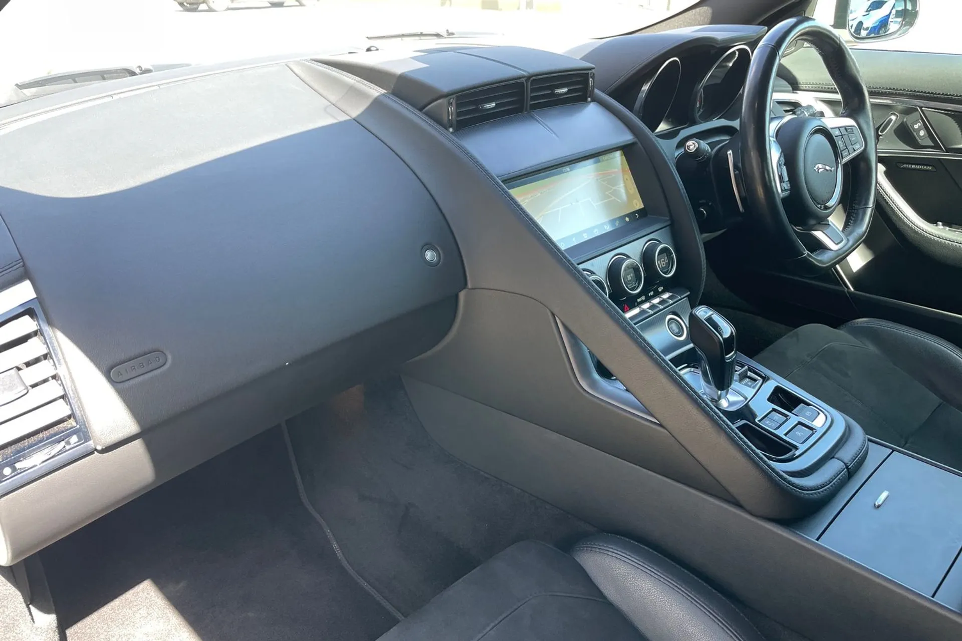 Jaguar F-TYPE thumbnail image number 32