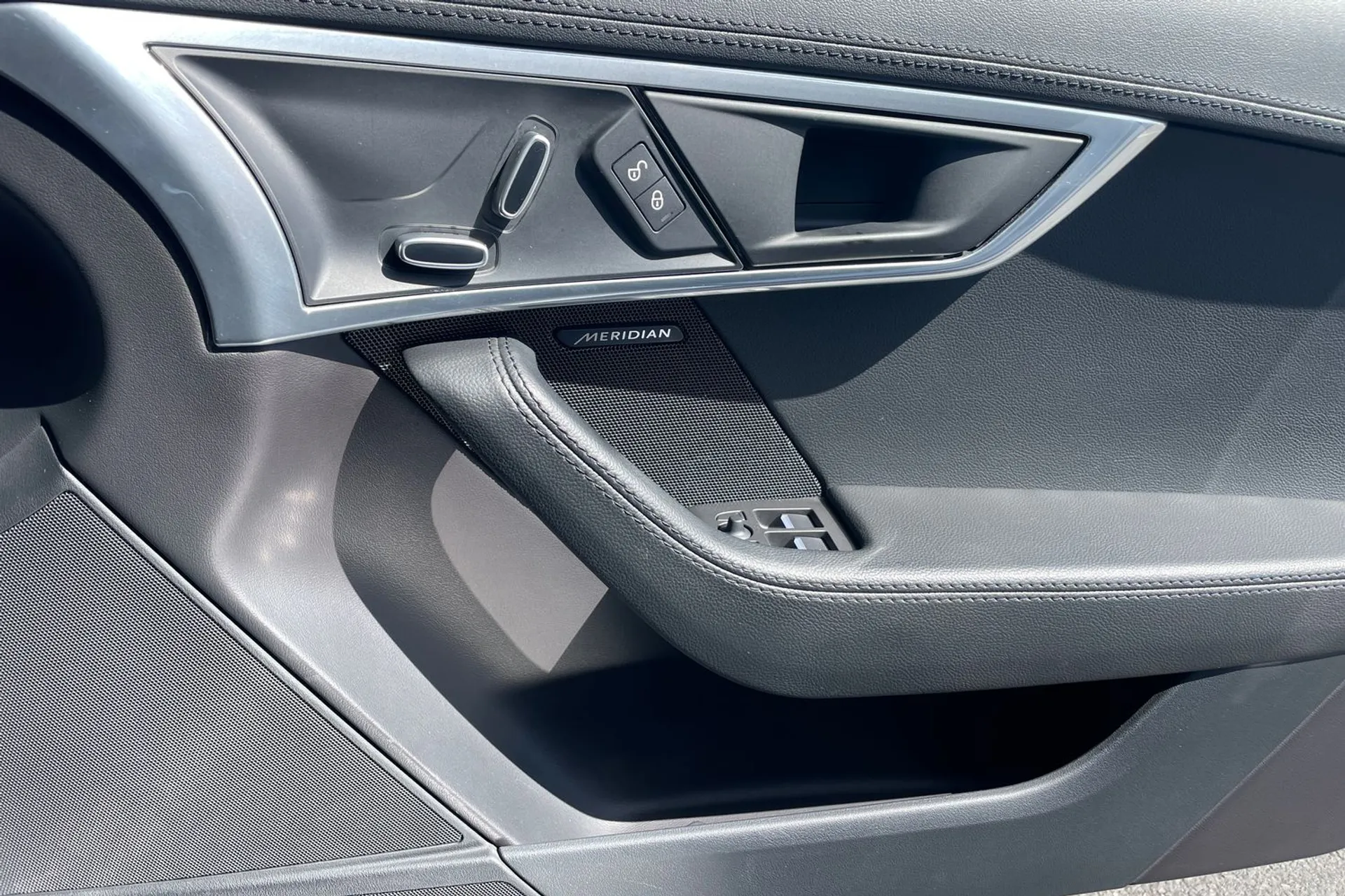 Jaguar F-TYPE thumbnail image number 47