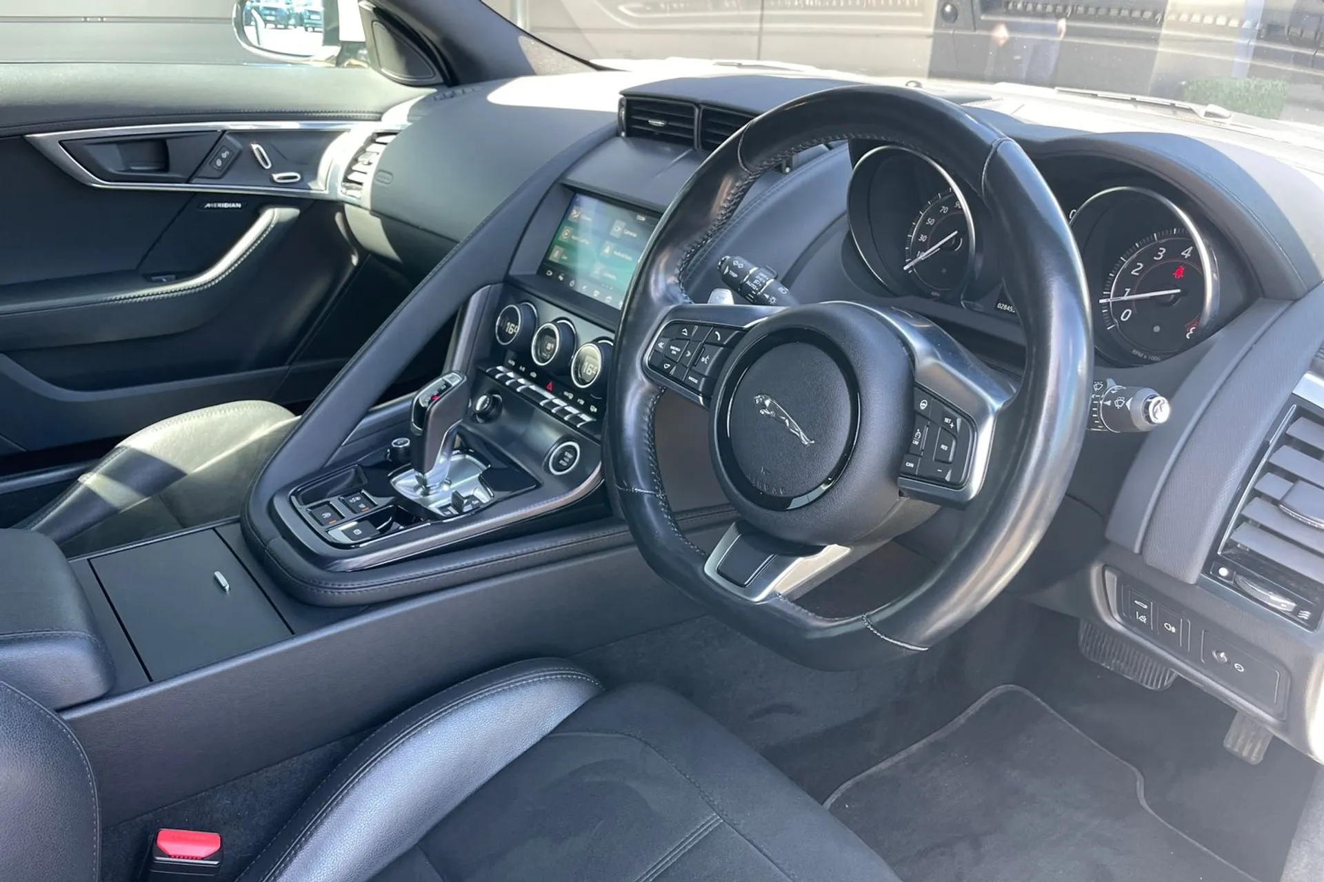 Jaguar F-TYPE thumbnail image number 31