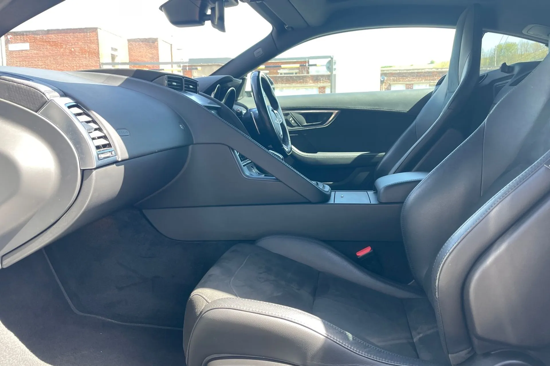 Jaguar F-TYPE thumbnail image number 33