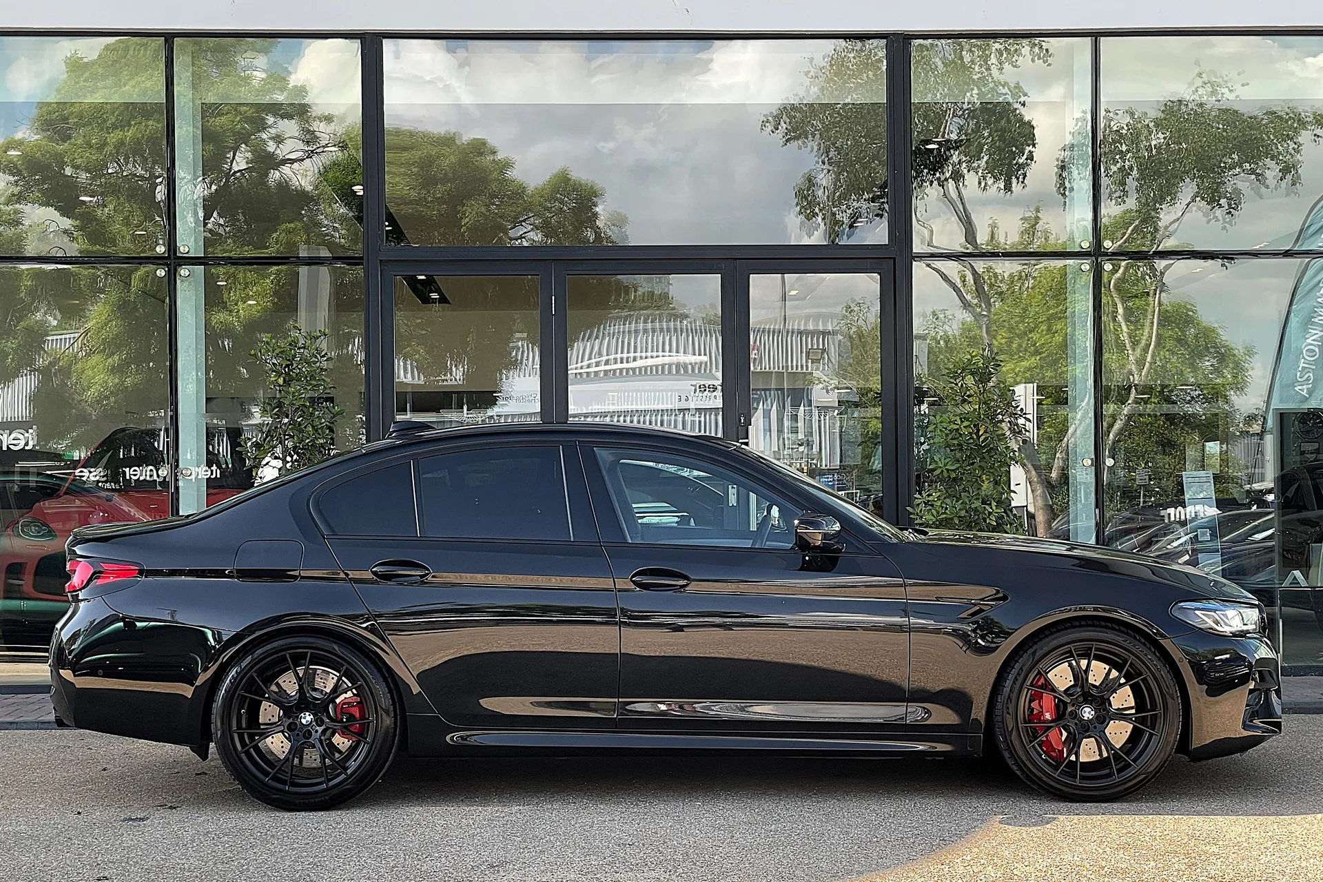 BMW M5 thumbnail image number 2