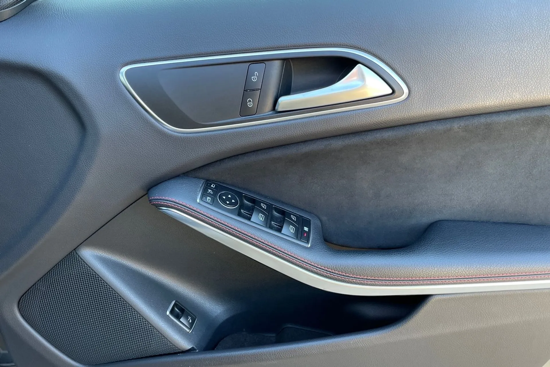 MERCEDES-BENZ GLA thumbnail image number 40