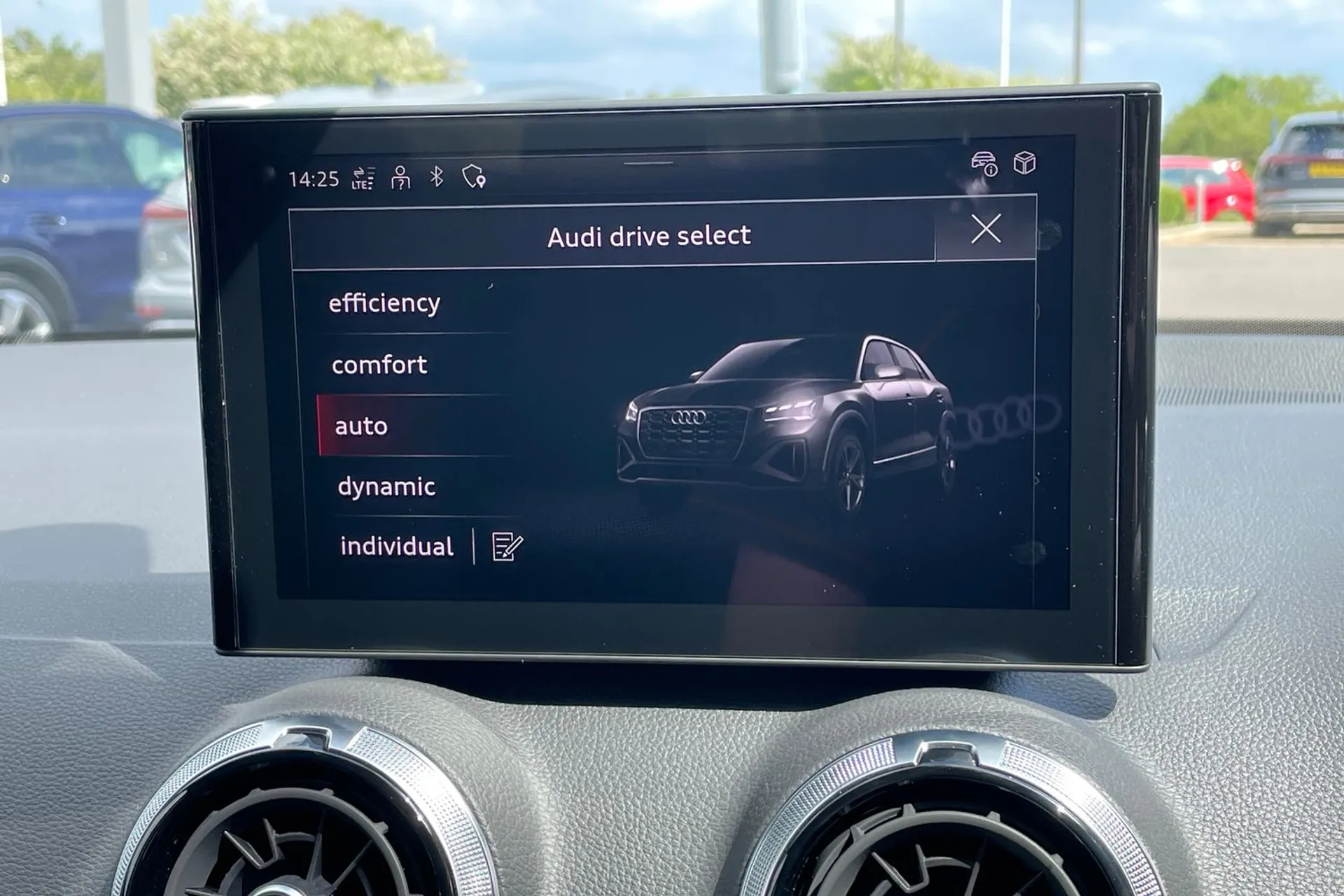 Audi Q2 thumbnail image number 44