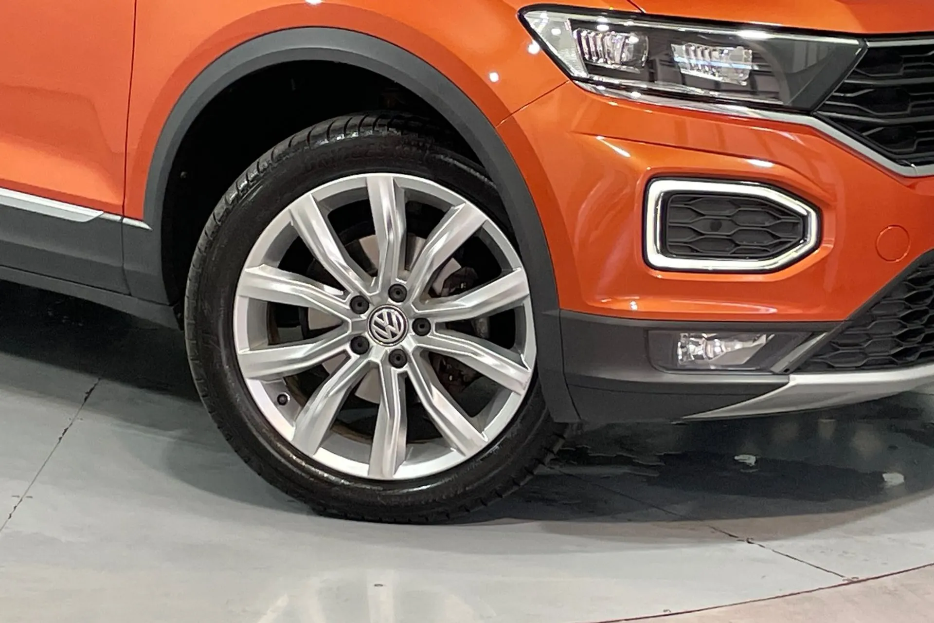 VOLKSWAGEN T-ROC thumbnail image number 9