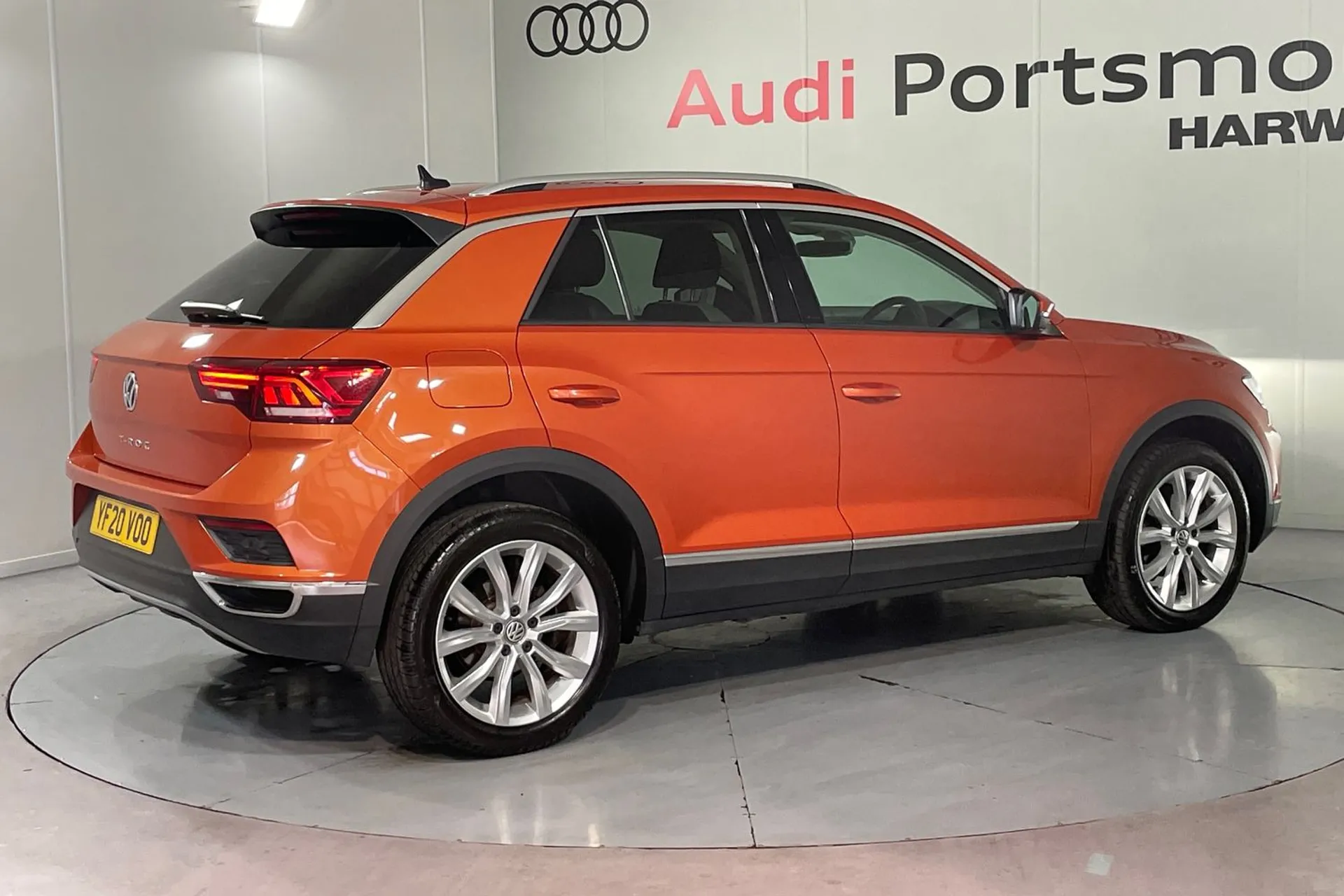VOLKSWAGEN T-ROC thumbnail image number 10