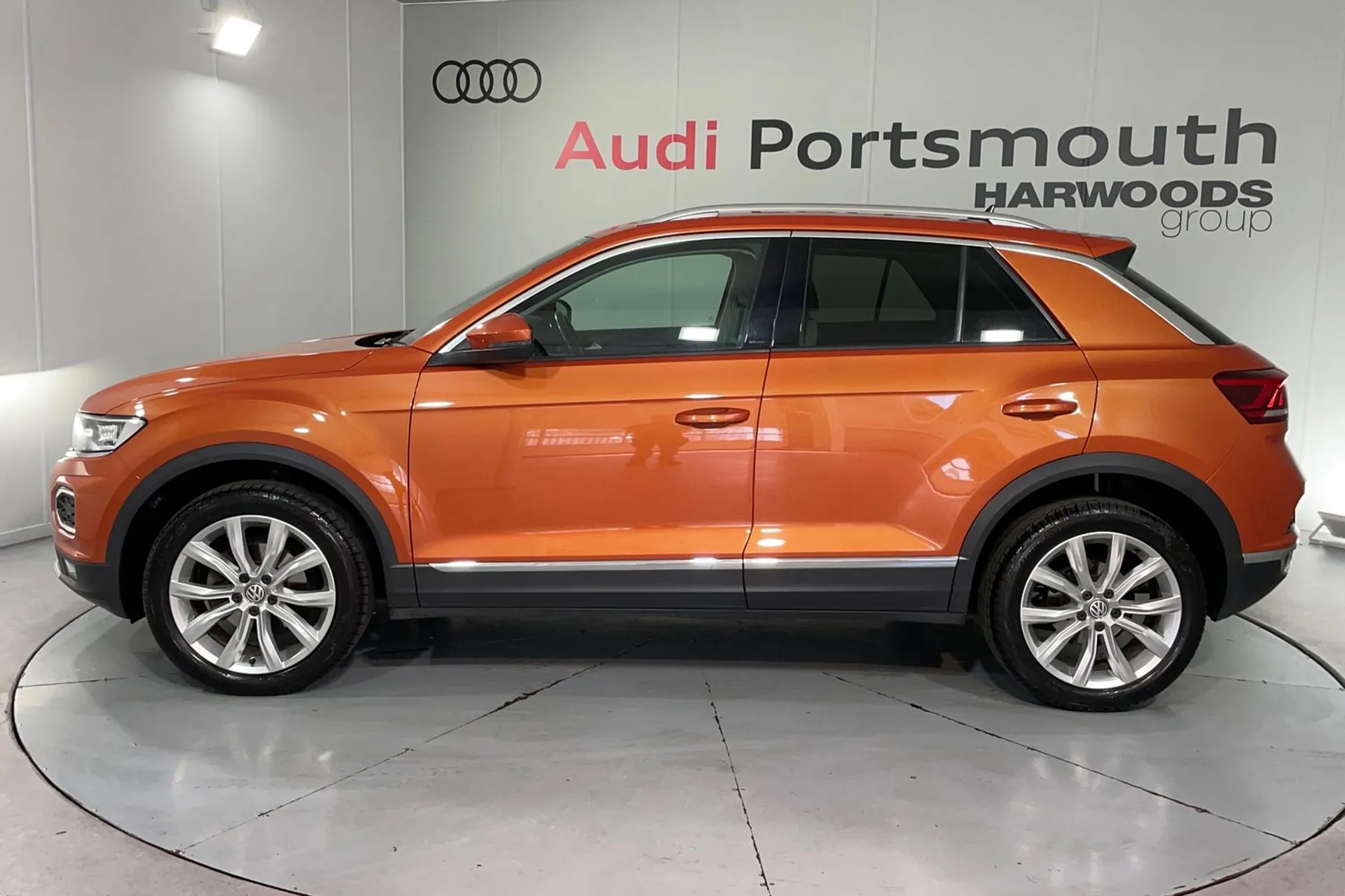 VOLKSWAGEN T-ROC thumbnail image number 12