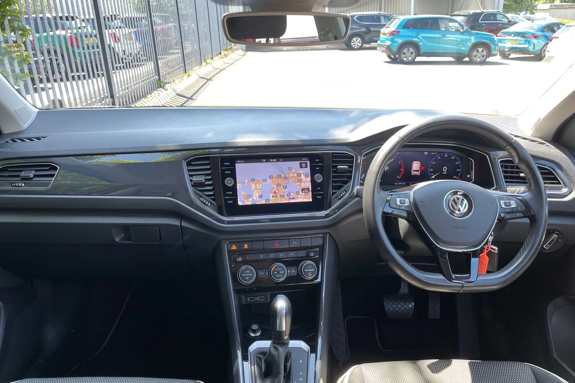 VOLKSWAGEN T-ROC thumbnail image number 3
