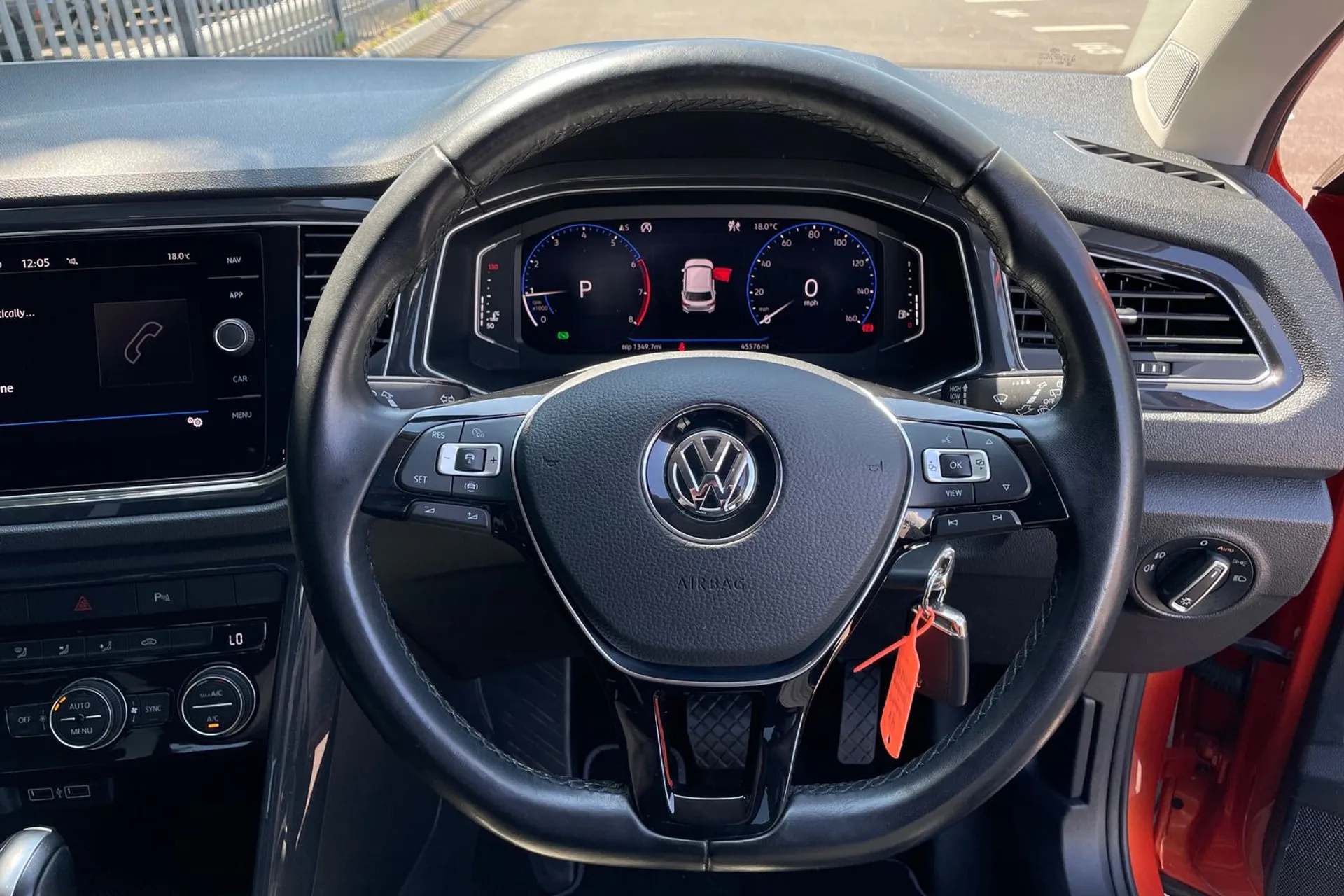 VOLKSWAGEN T-ROC thumbnail image number 37