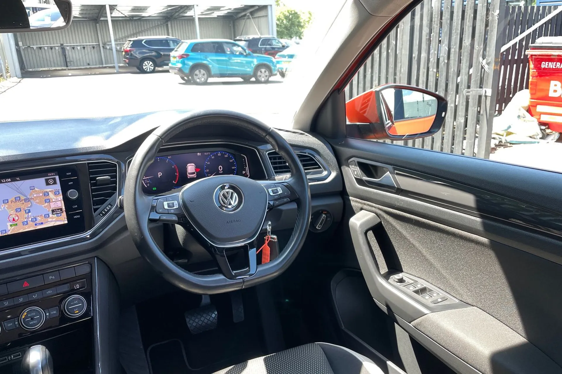 VOLKSWAGEN T-ROC thumbnail image number 36
