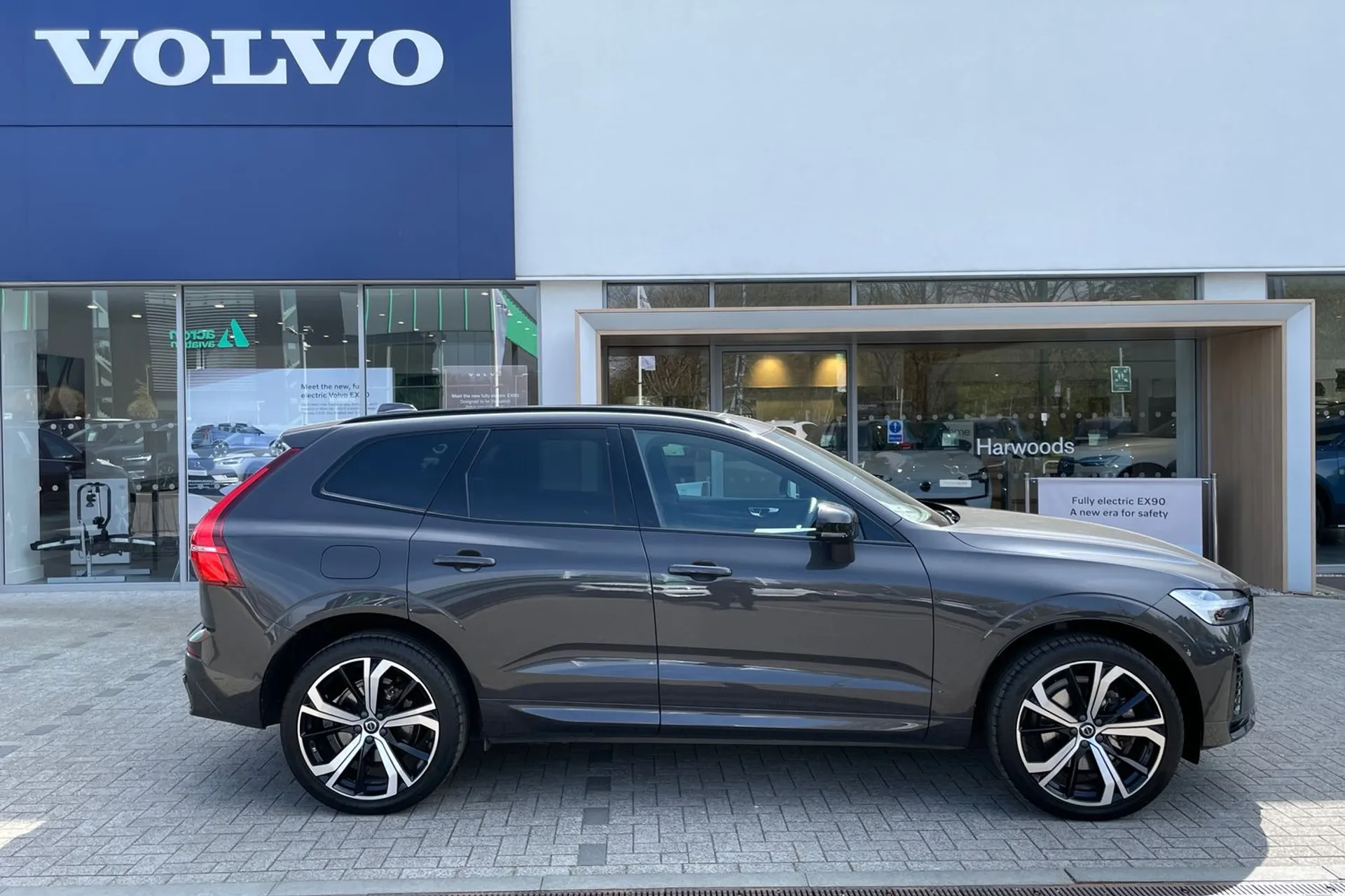 Volvo XC60 thumbnail image number 2