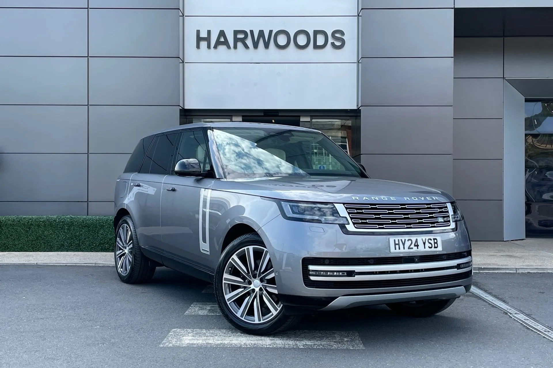 LAND ROVER RANGE ROVER focused image