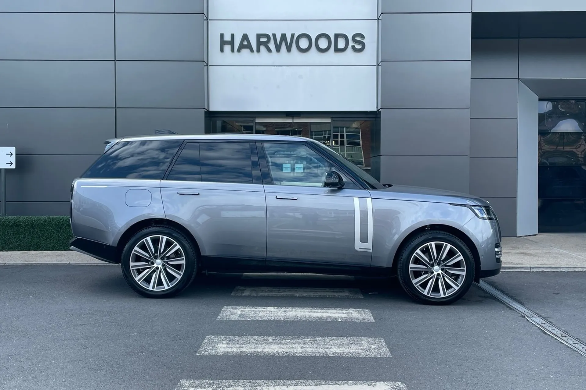 LAND ROVER RANGE ROVER thumbnail image number 2