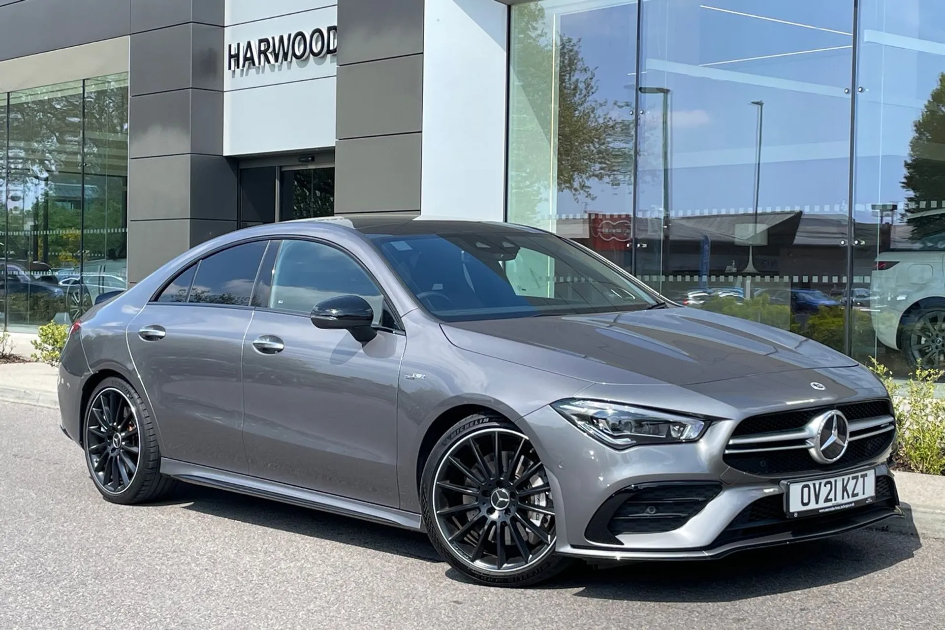 MERCEDES-BENZ CLA focused image