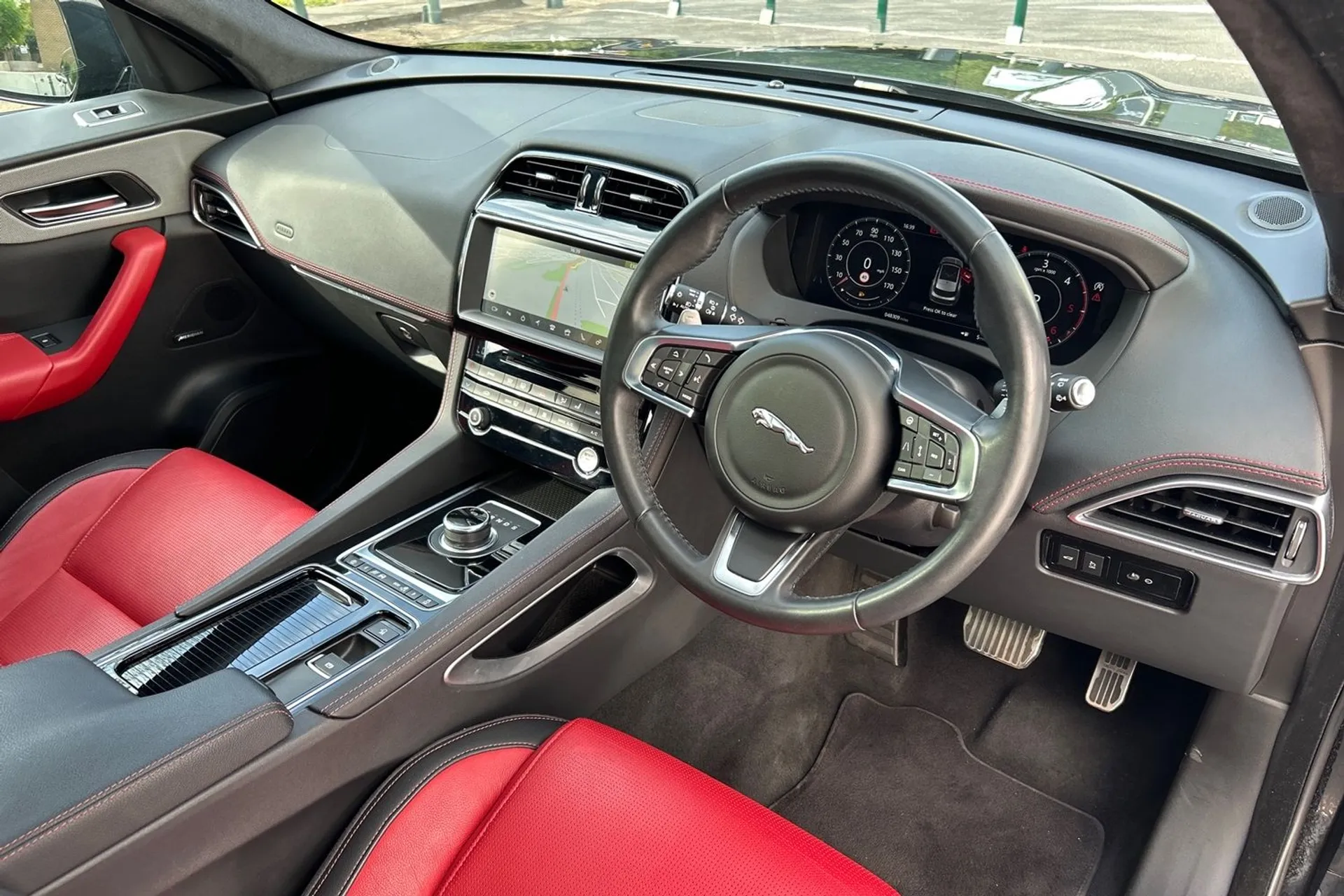Jaguar F-PACE thumbnail image number 13