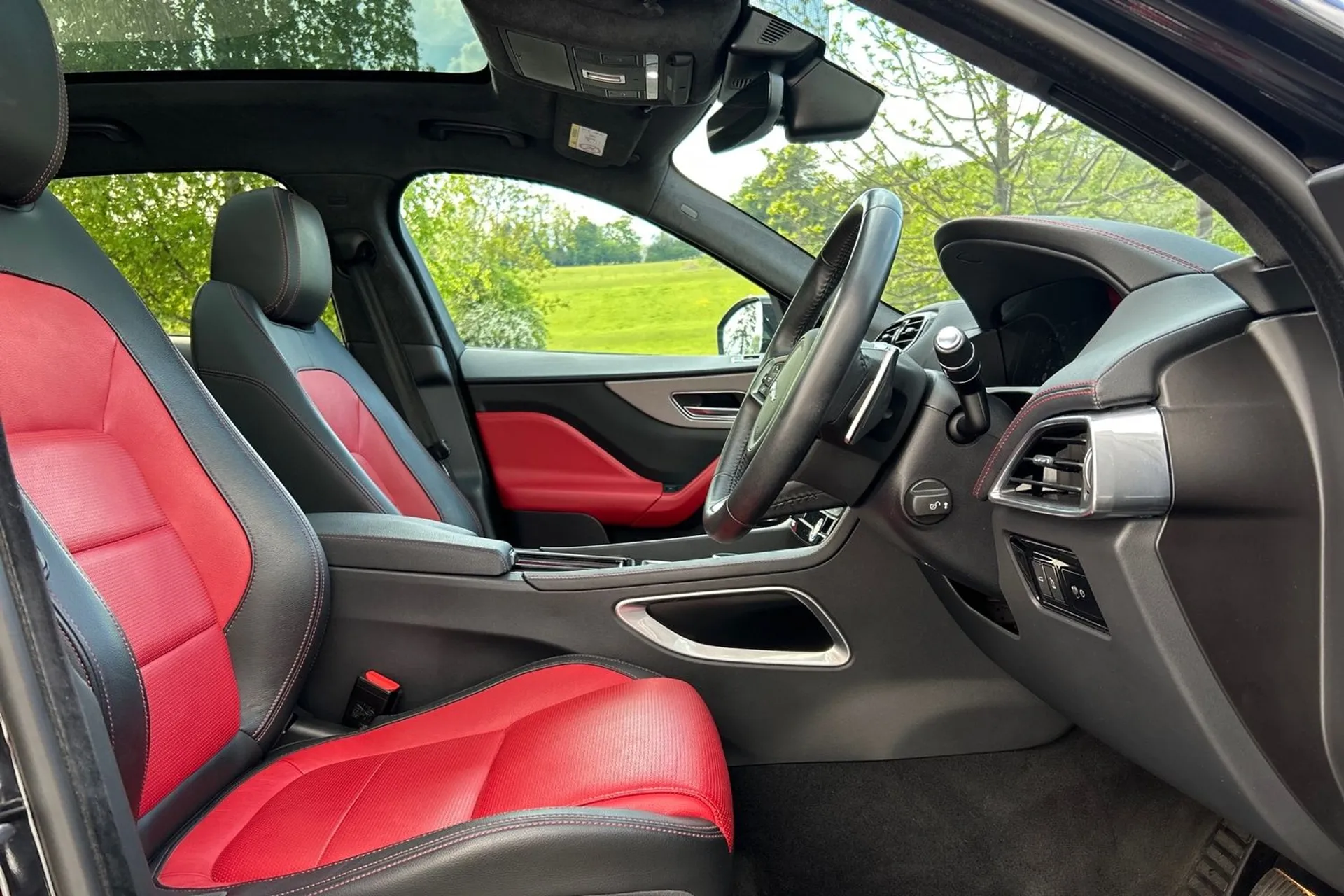 Jaguar F-PACE thumbnail image number 12