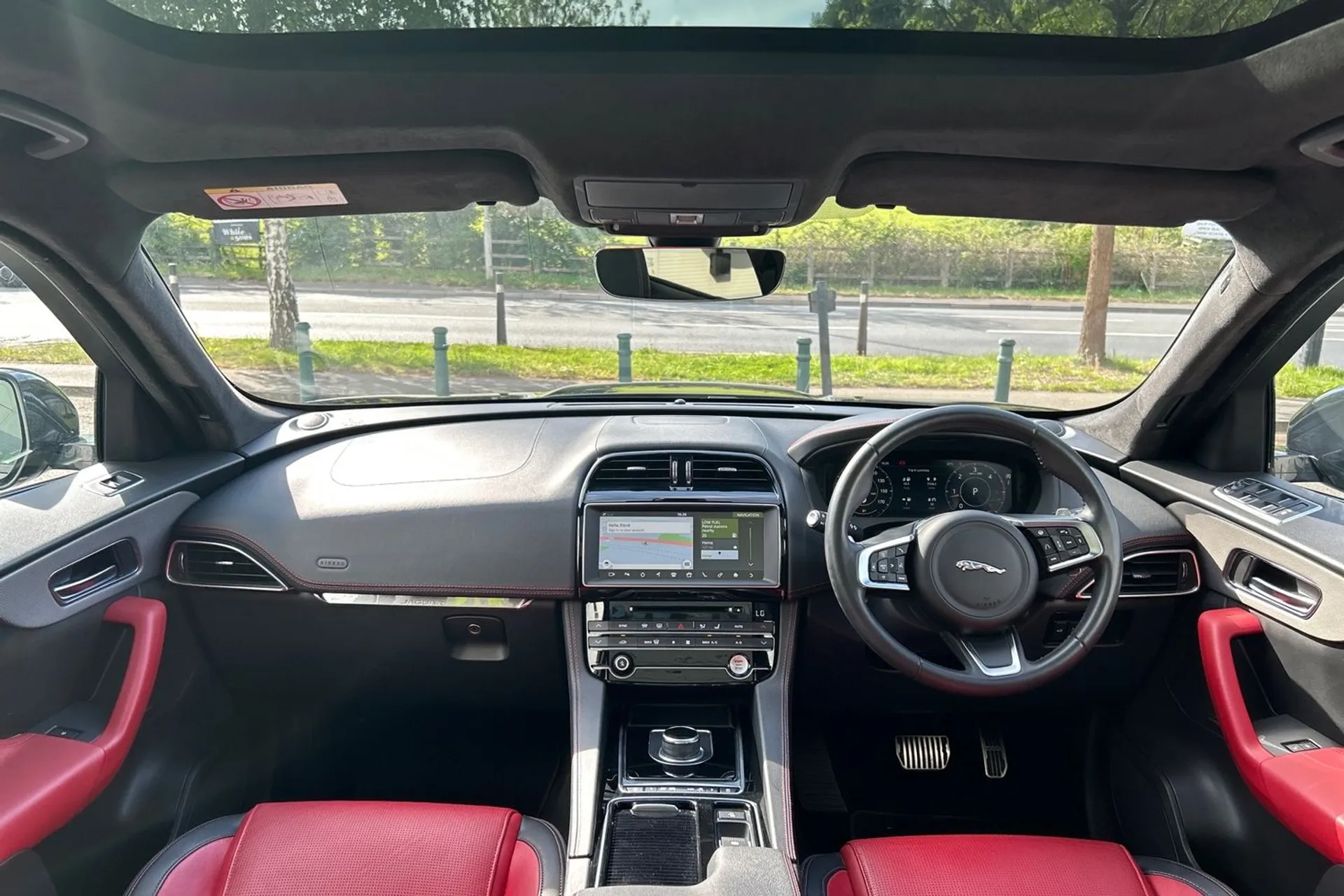 Jaguar F-PACE thumbnail image number 3