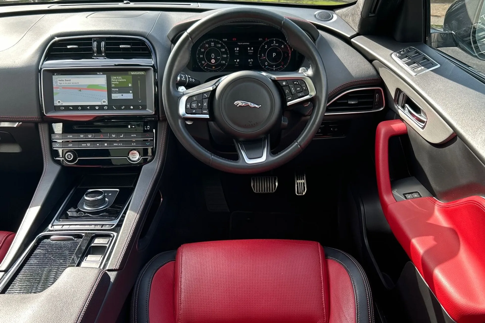 Jaguar F-PACE thumbnail image number 39