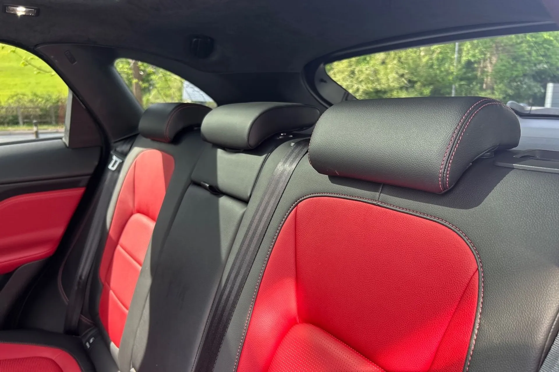 Jaguar F-PACE thumbnail image number 26