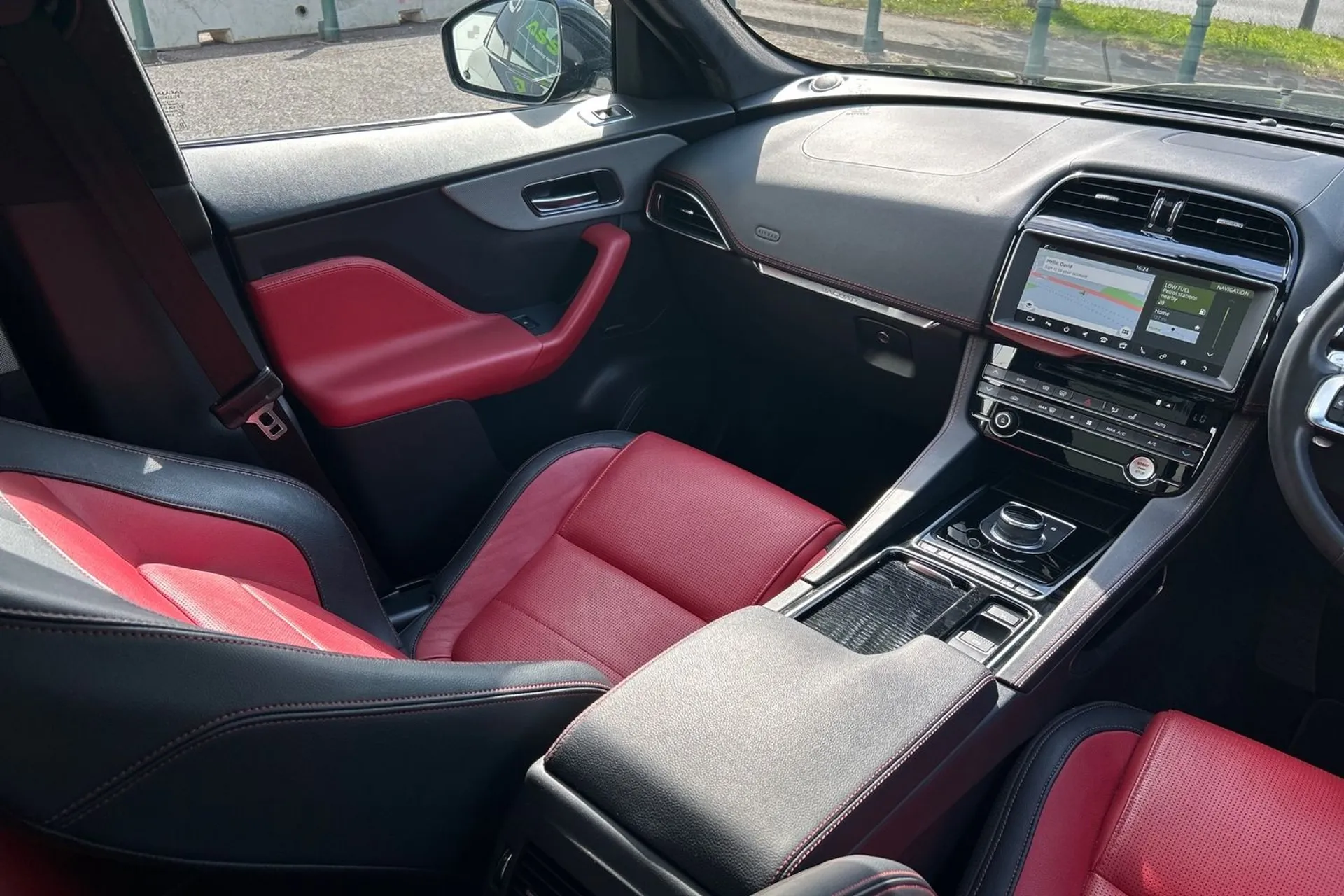 Jaguar F-PACE thumbnail image number 36