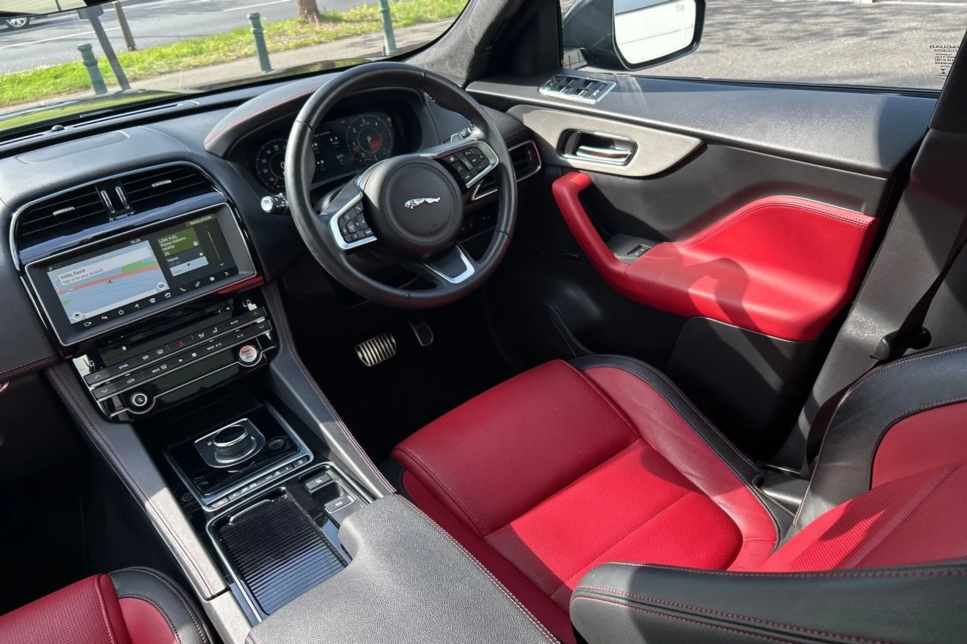 Jaguar F-PACE thumbnail image number 38