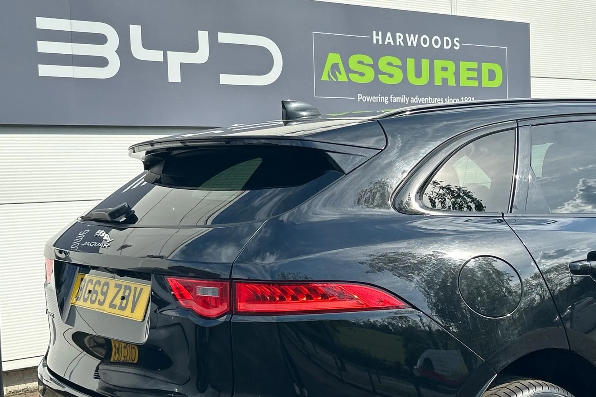 Jaguar F-PACE thumbnail image number 27