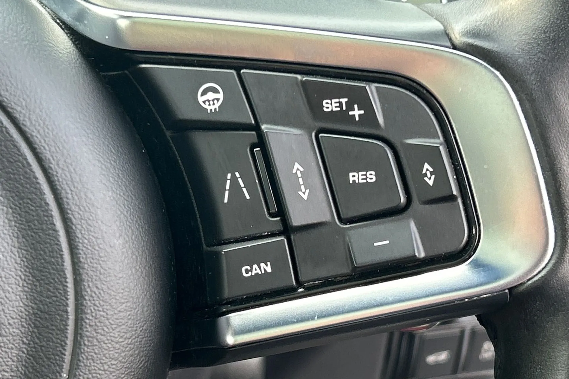 Jaguar F-PACE thumbnail image number 42