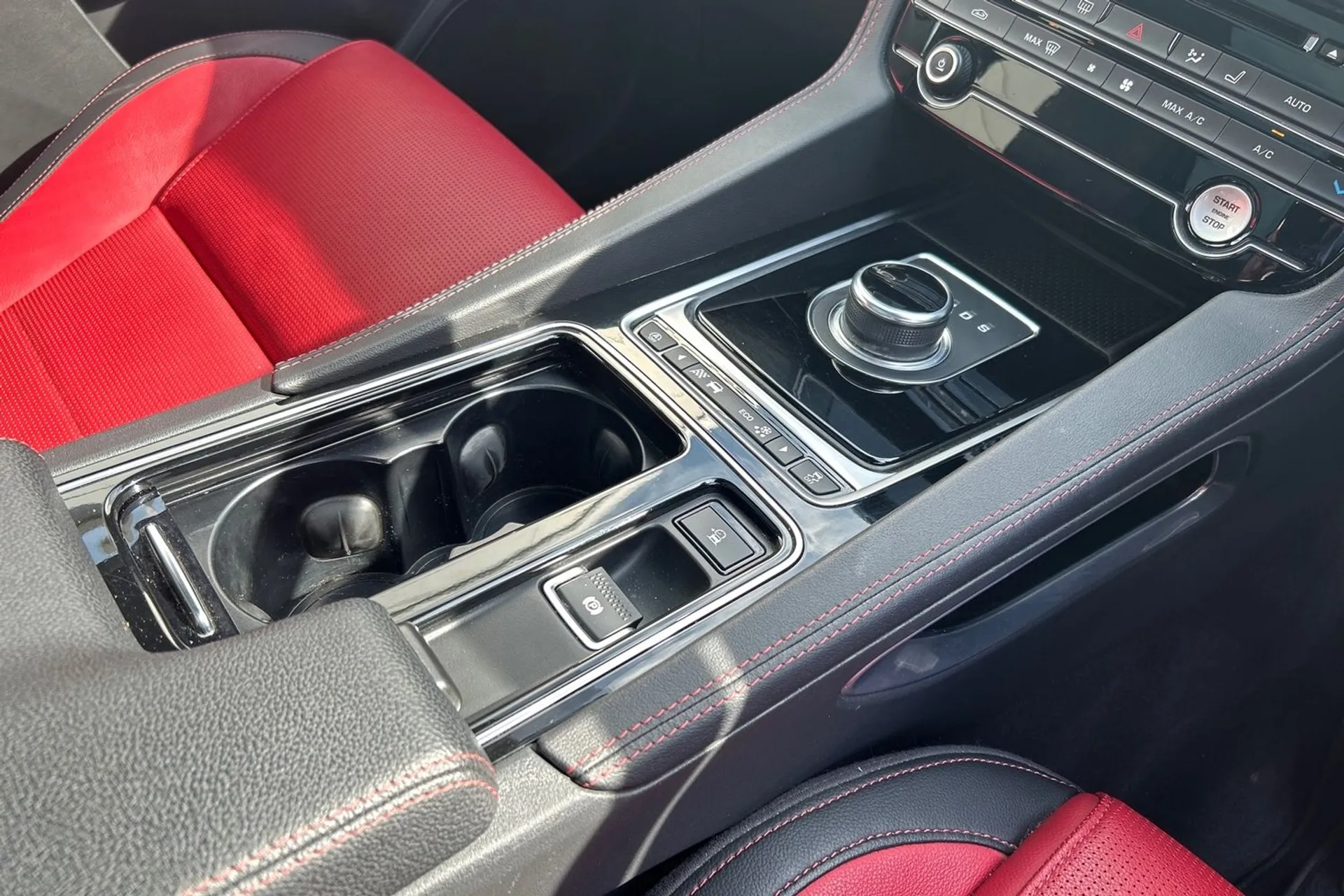 Jaguar F-PACE thumbnail image number 47