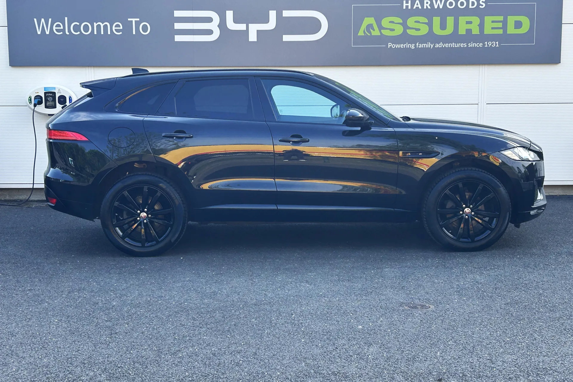Jaguar F-PACE thumbnail image number 2