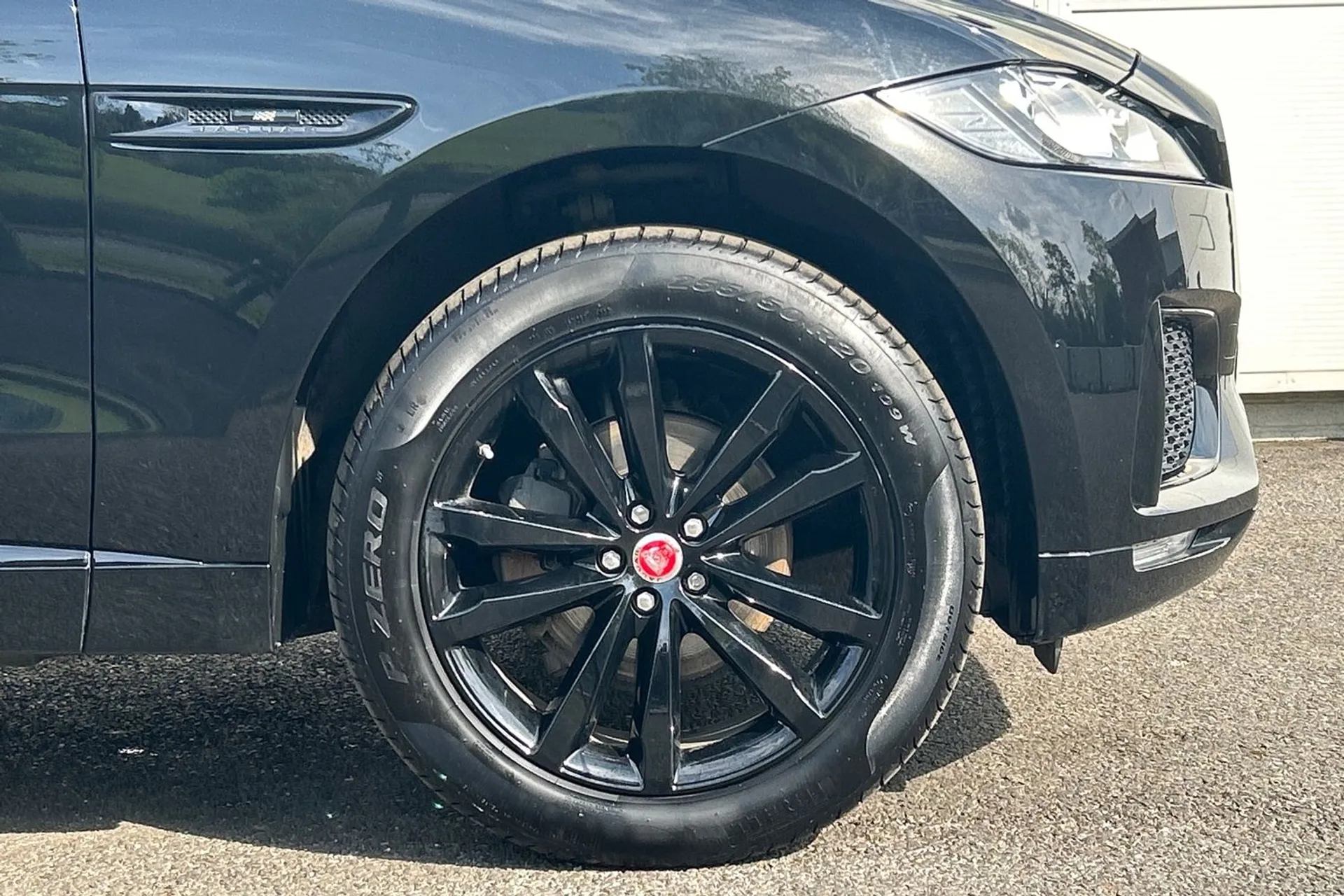 Jaguar F-PACE thumbnail image number 22