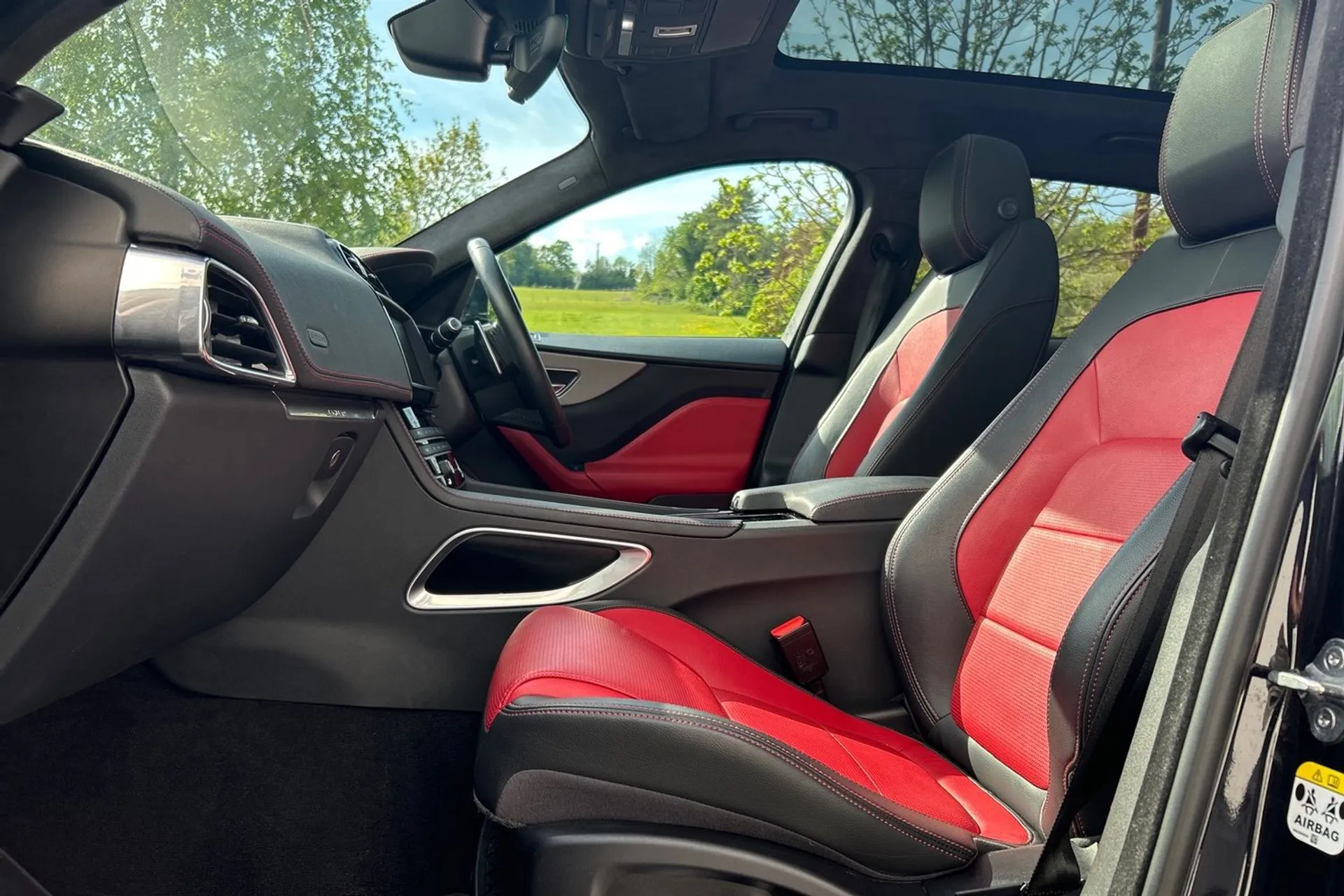 Jaguar F-PACE thumbnail image number 19
