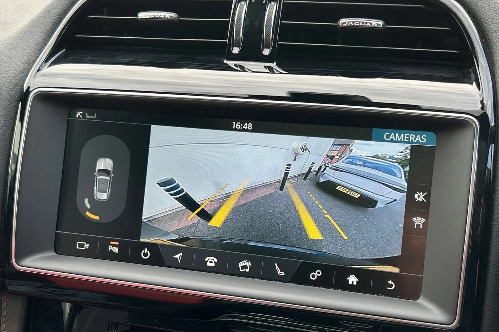 Jaguar F-PACE thumbnail image number 6