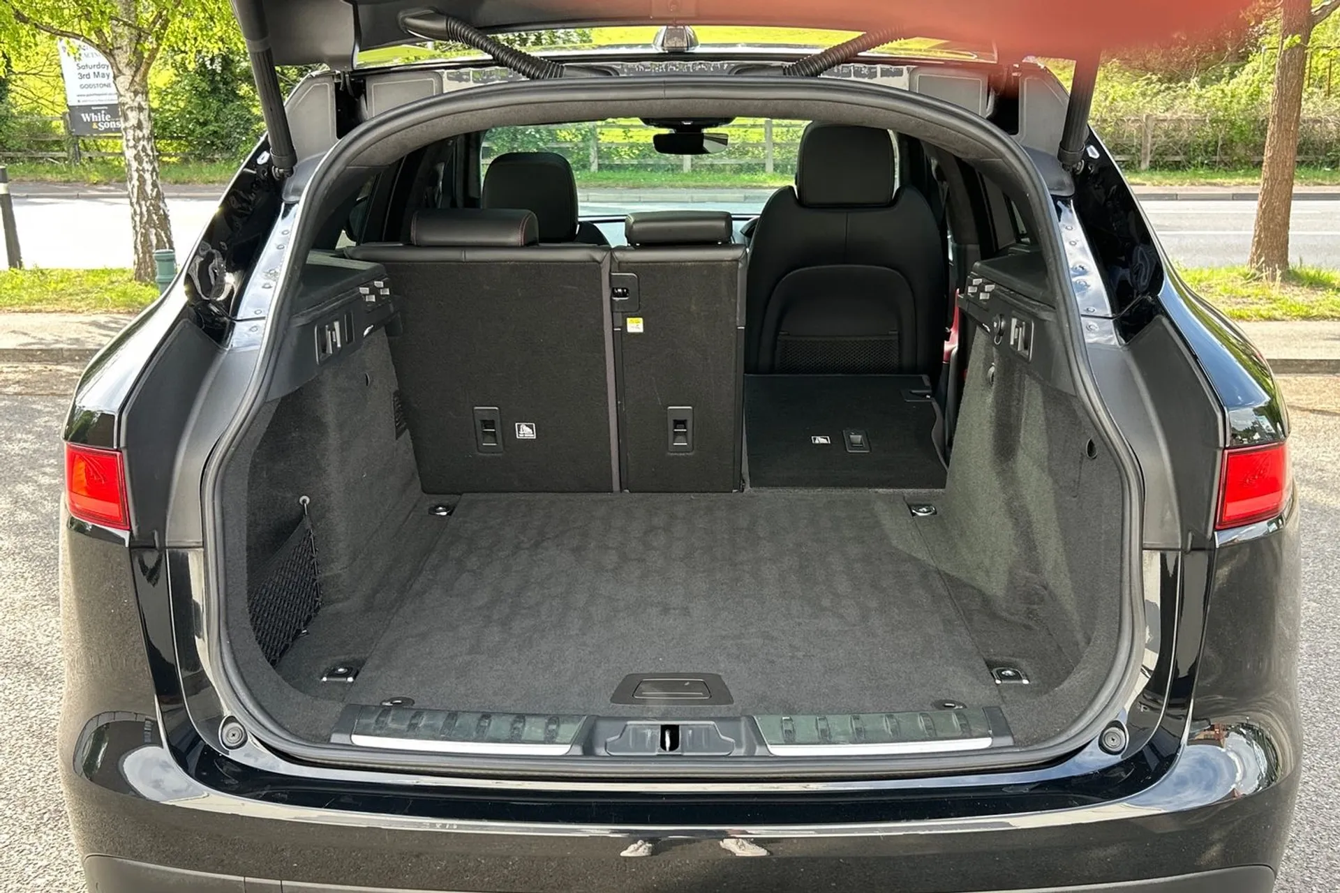 Jaguar F-PACE thumbnail image number 31