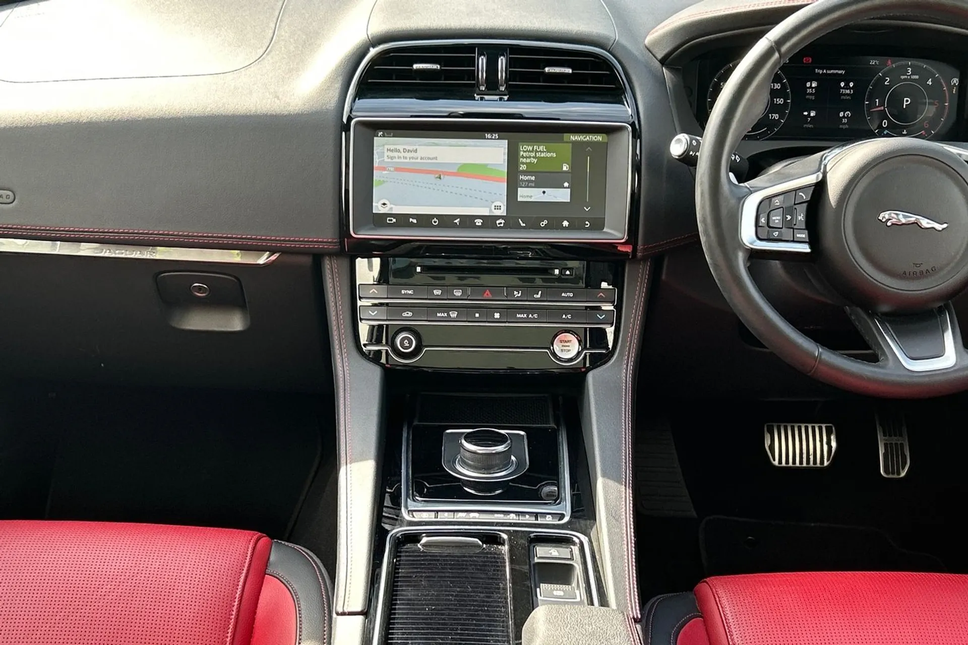 Jaguar F-PACE thumbnail image number 37