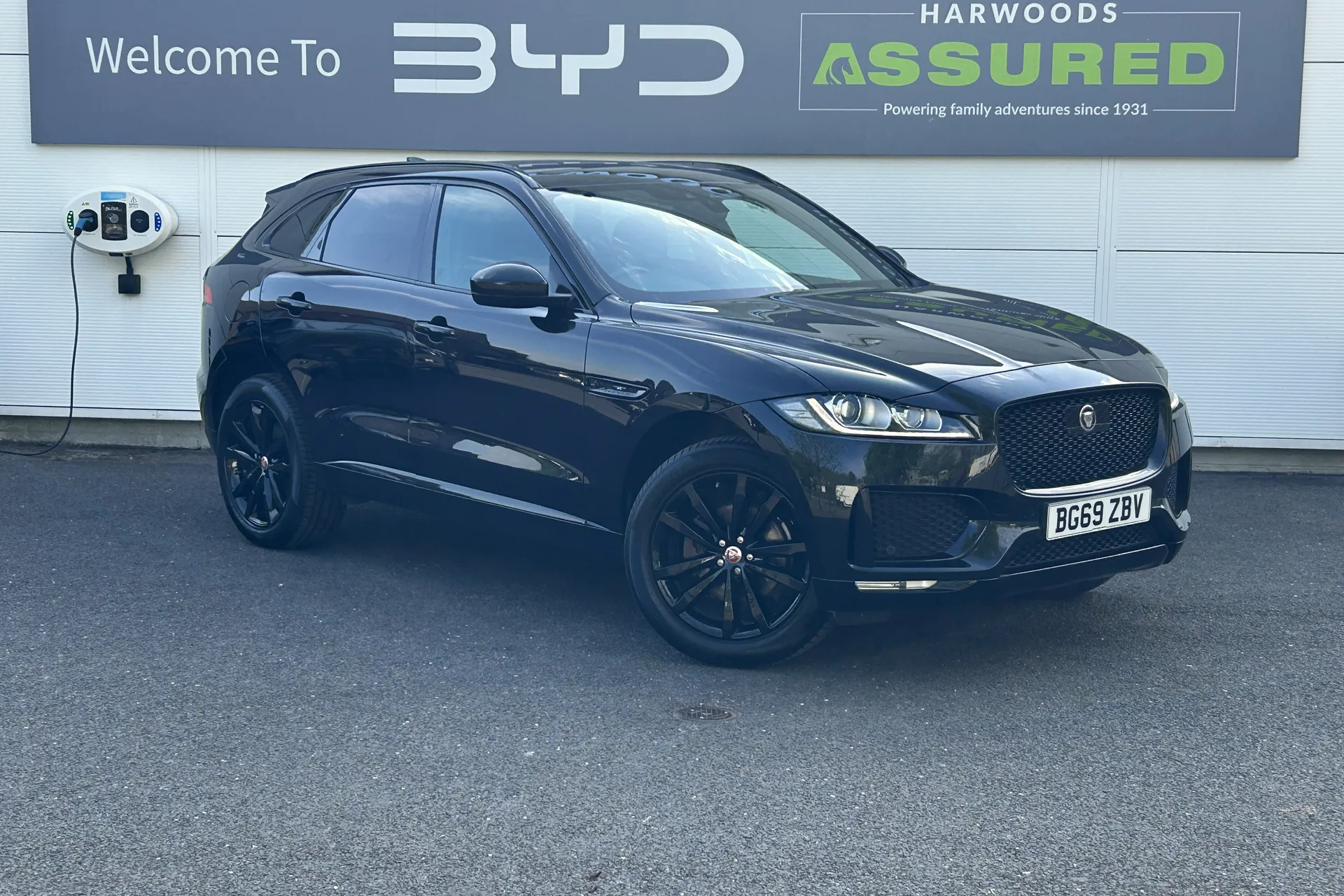 Jaguar F-PACE focused image