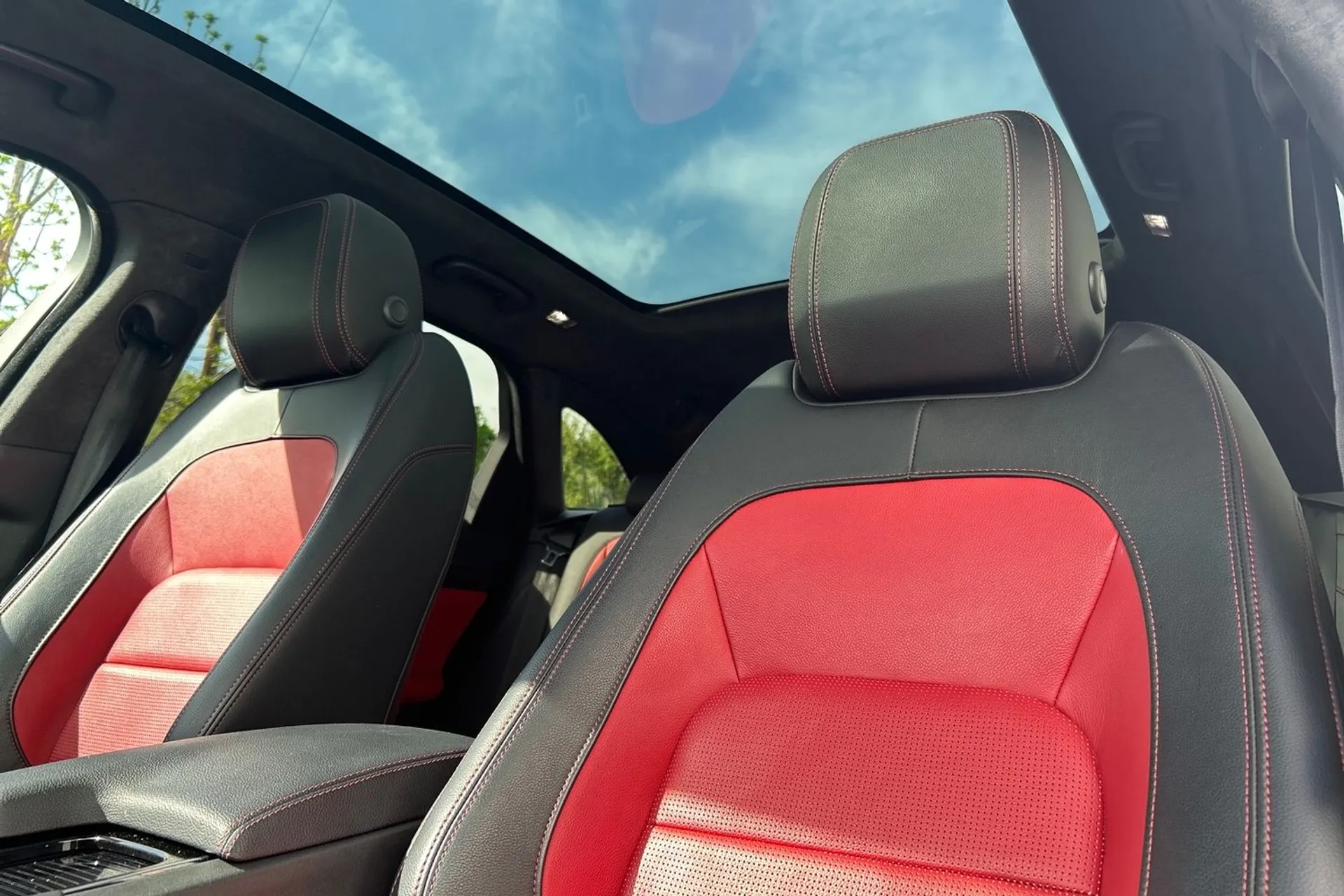 Jaguar F-PACE thumbnail image number 4
