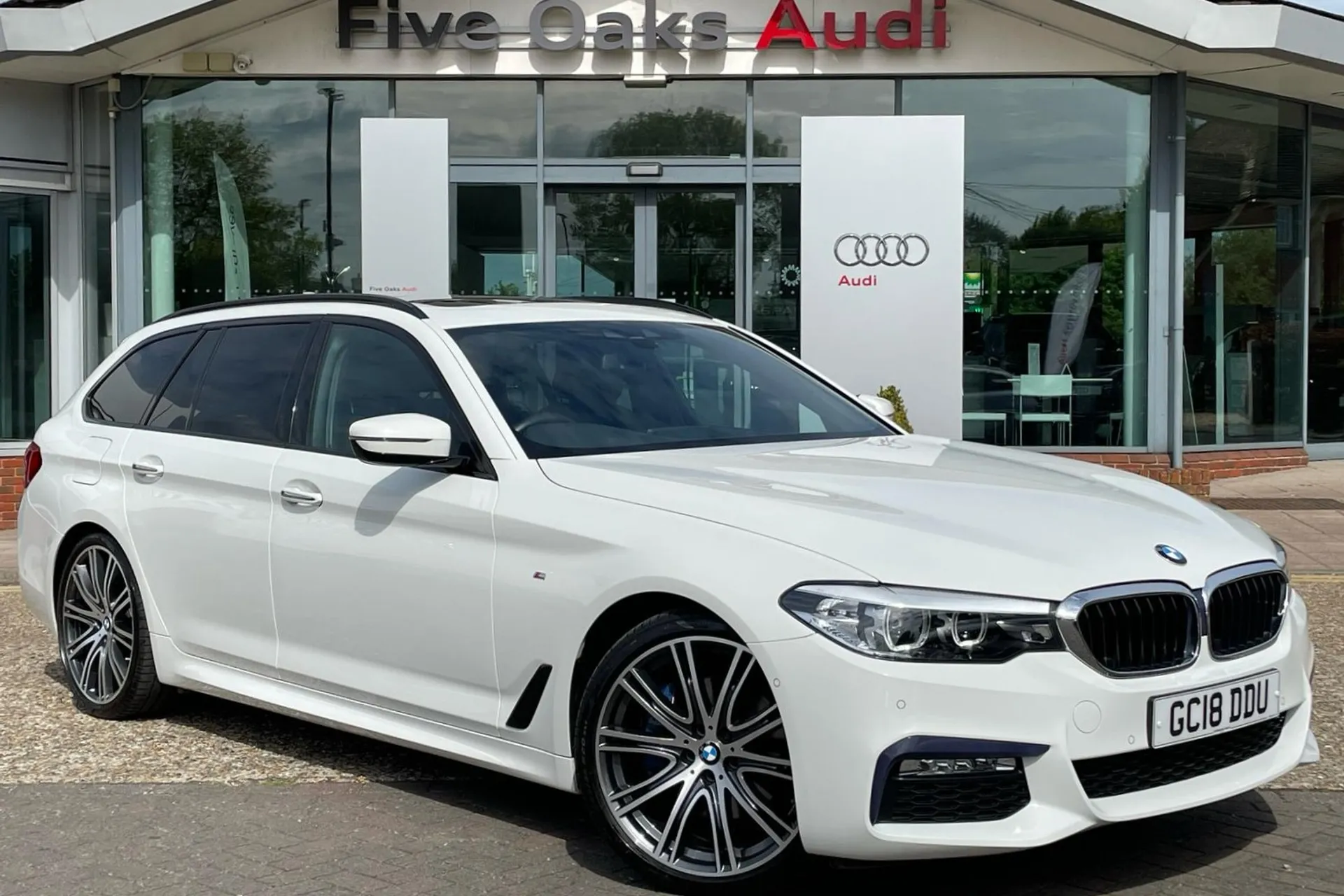 BMW 5 SERIES focused image