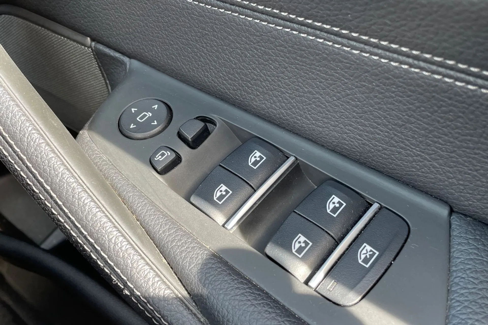 BMW 5 SERIES thumbnail image number 14