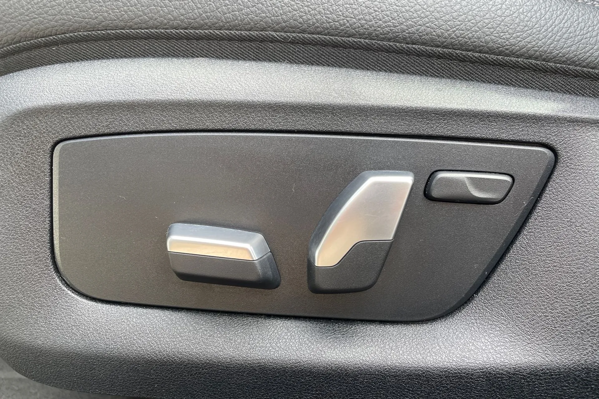 BMW 5 SERIES thumbnail image number 36