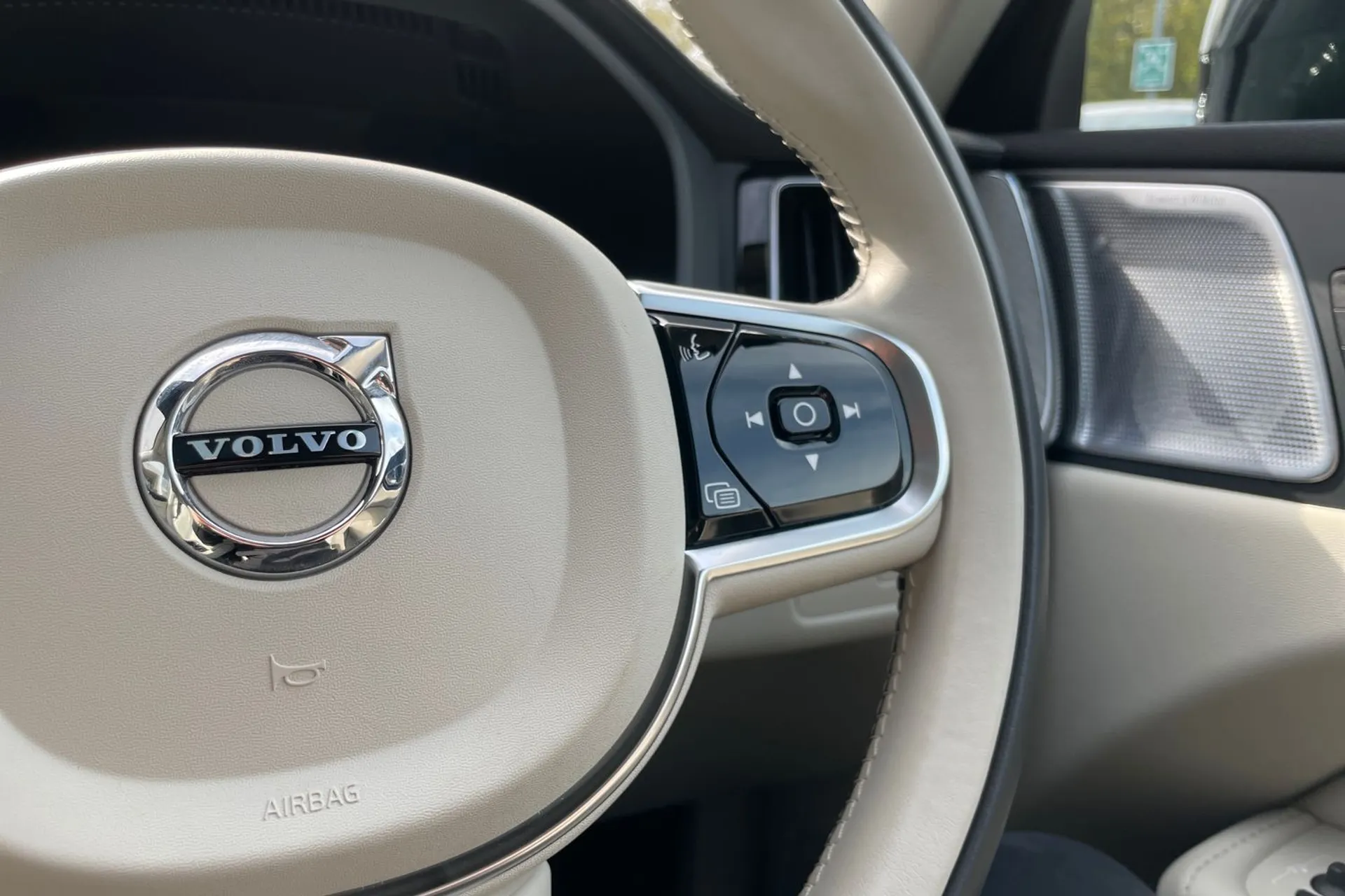 Volvo XC60 thumbnail image number 36