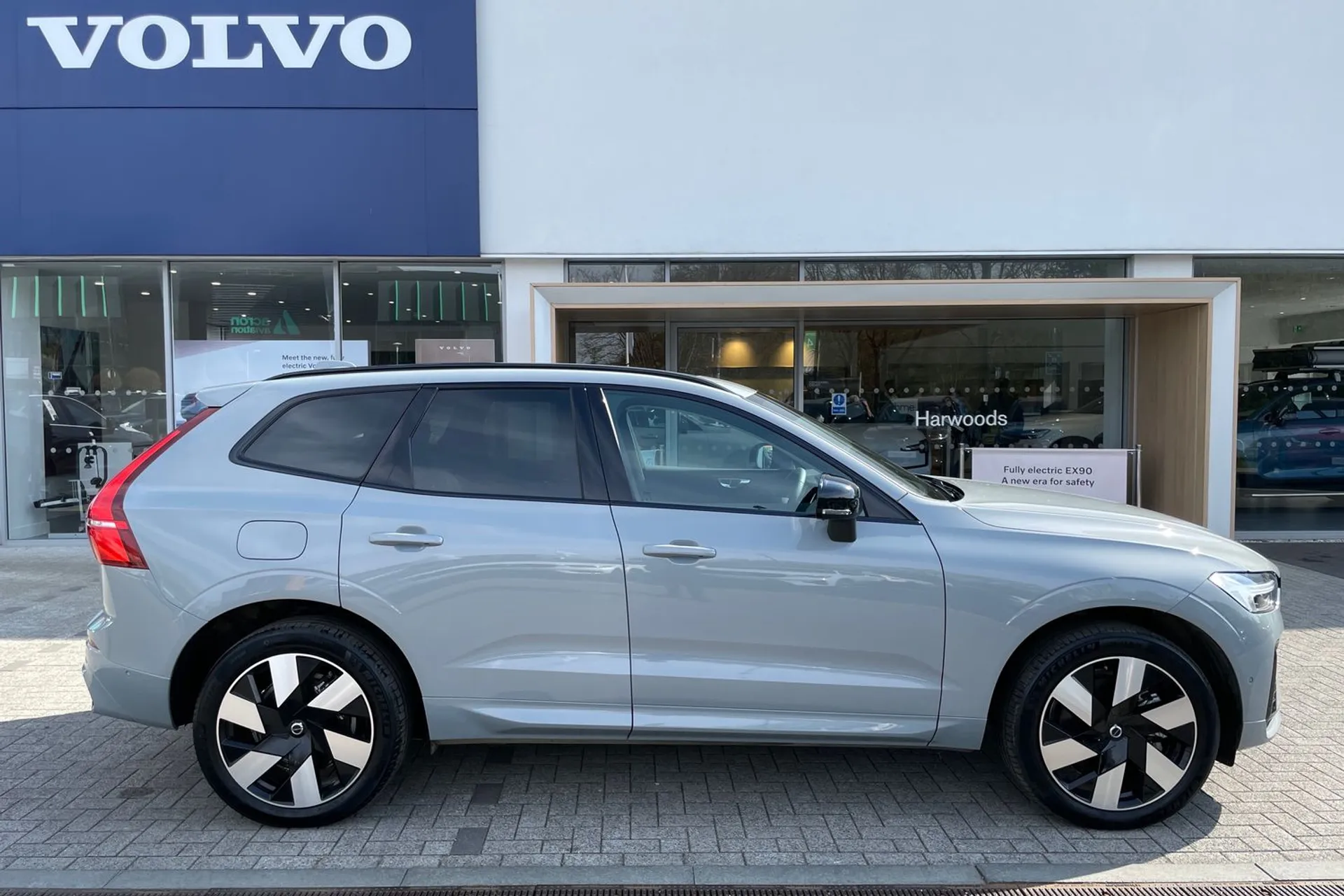 Volvo XC60 thumbnail image number 2