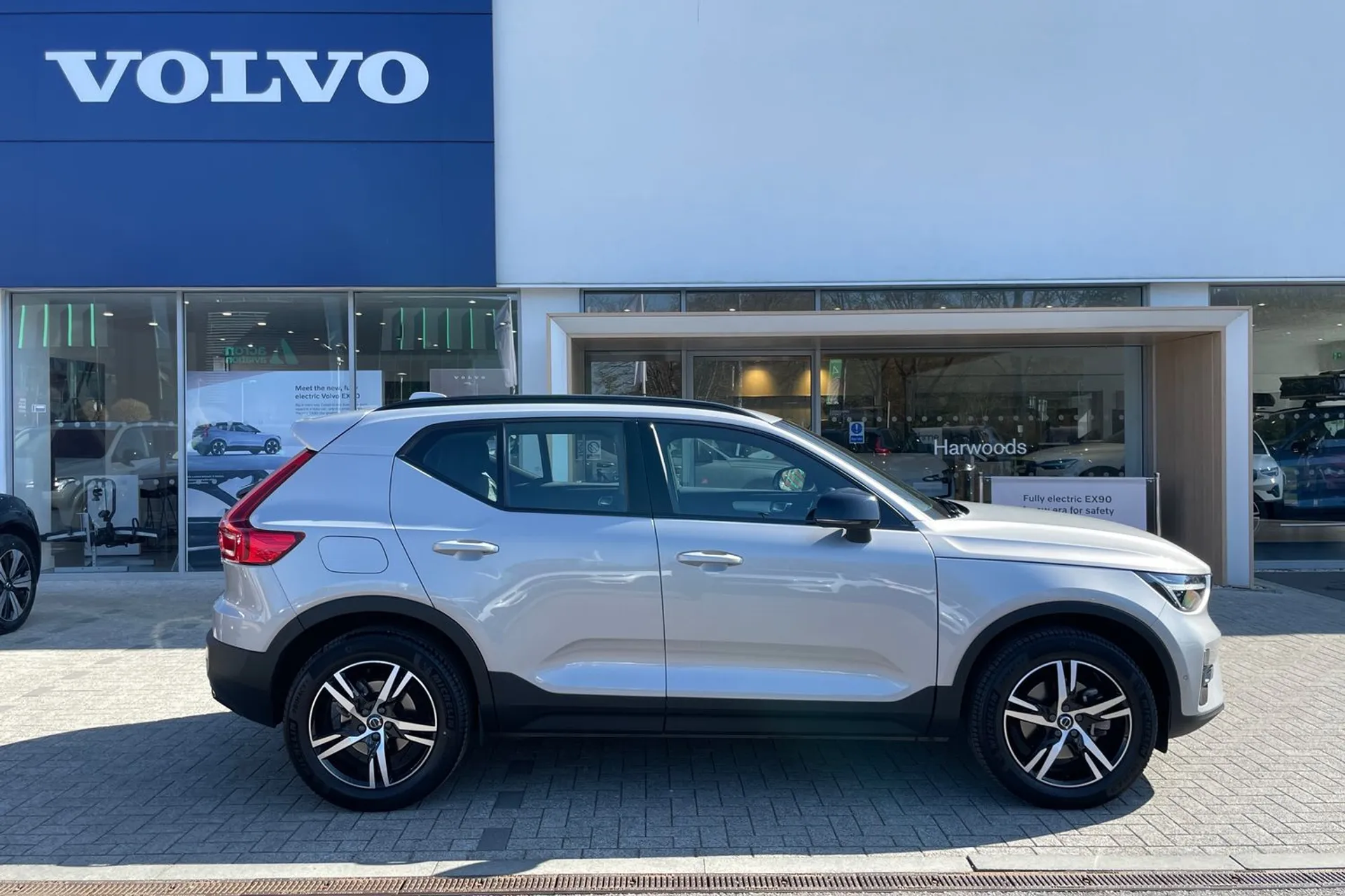 Volvo XC40 thumbnail image number 2
