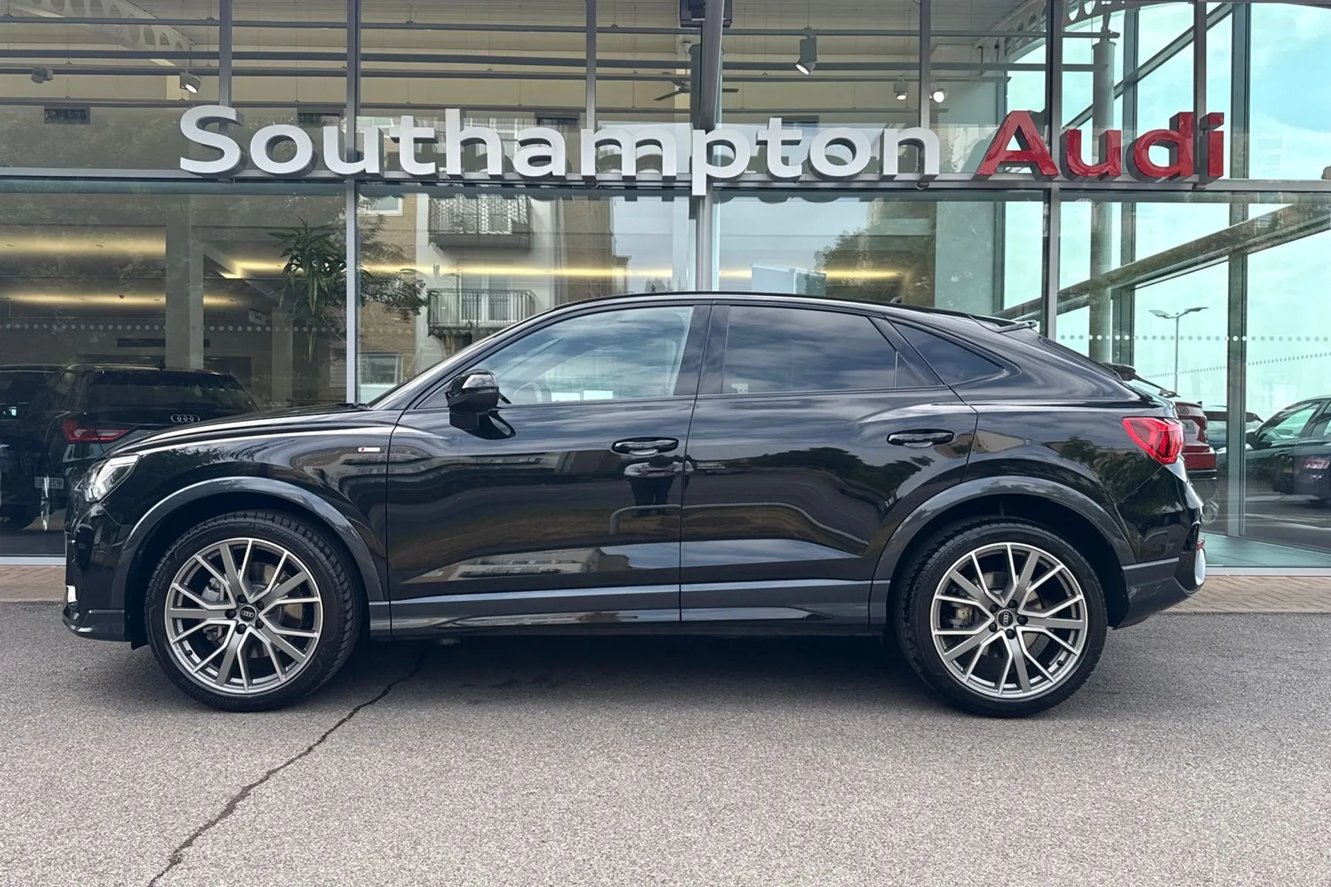 Audi Q3 thumbnail image number 10