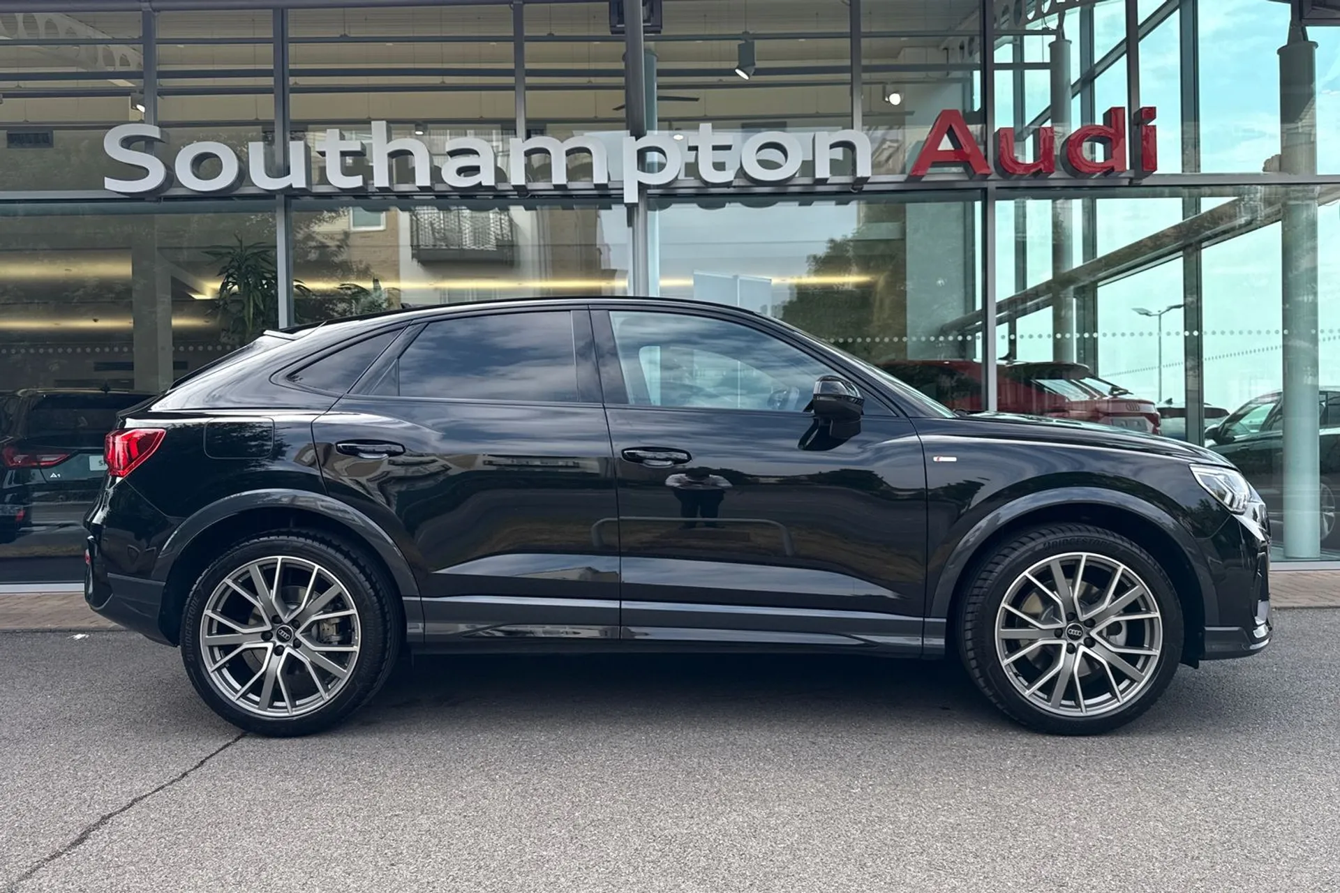 Audi Q3 thumbnail image number 2