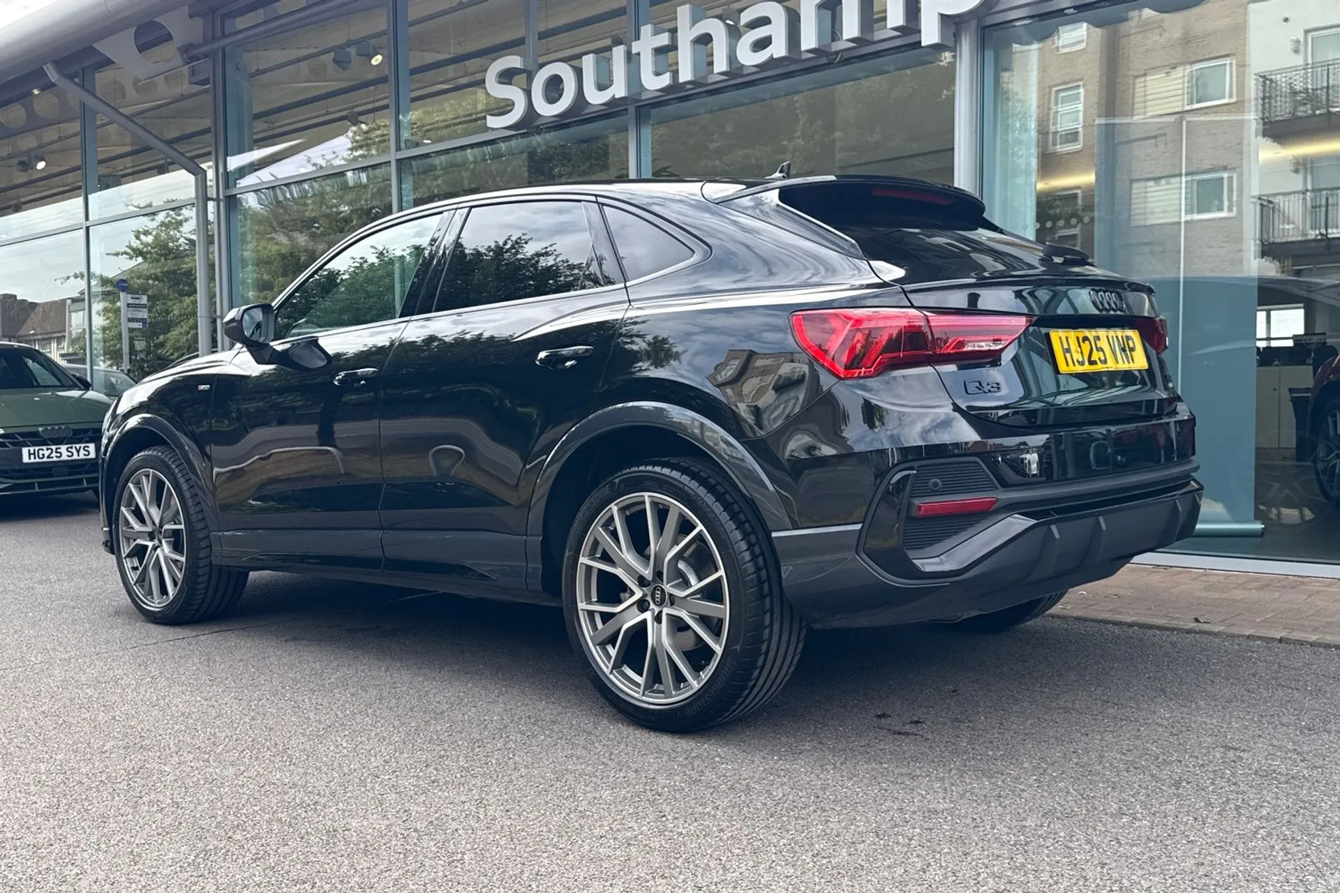 Audi Q3 thumbnail image number 9