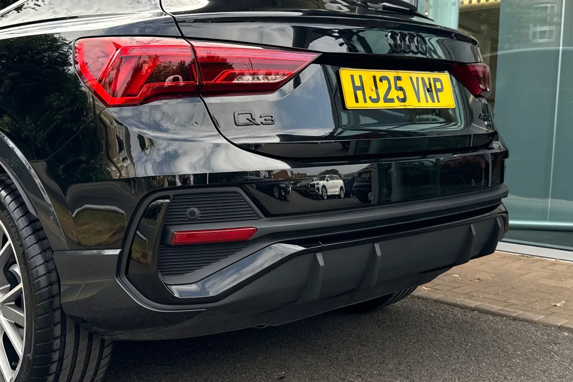 Audi Q3 thumbnail image number 16