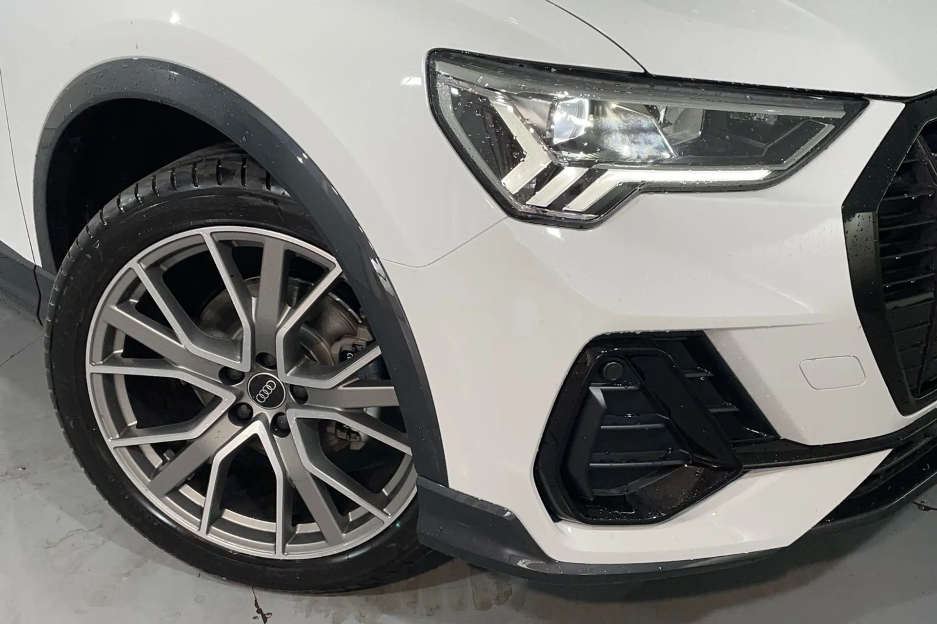 Audi Q3 thumbnail image number 12