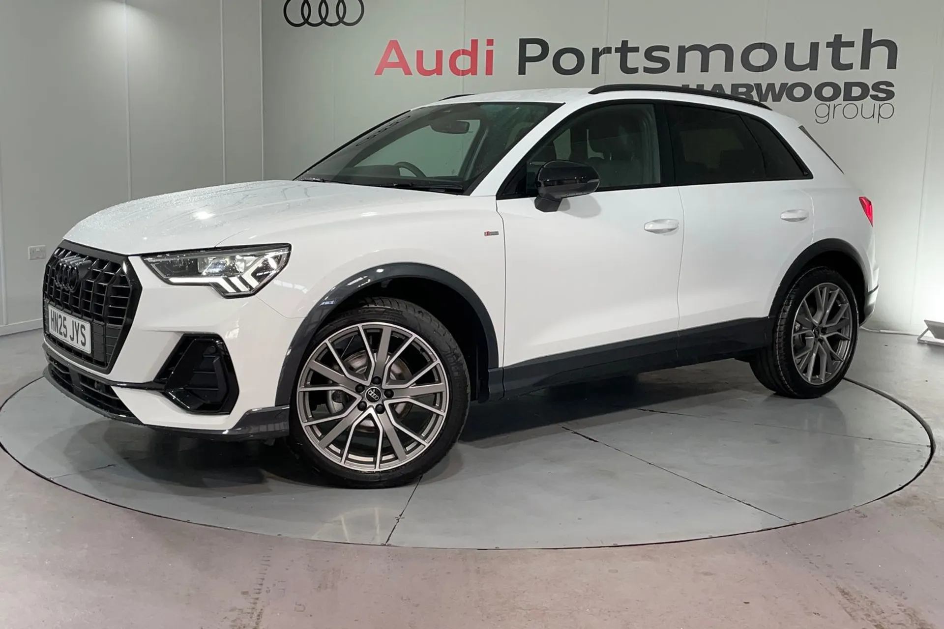 Audi Q3 thumbnail image number 10