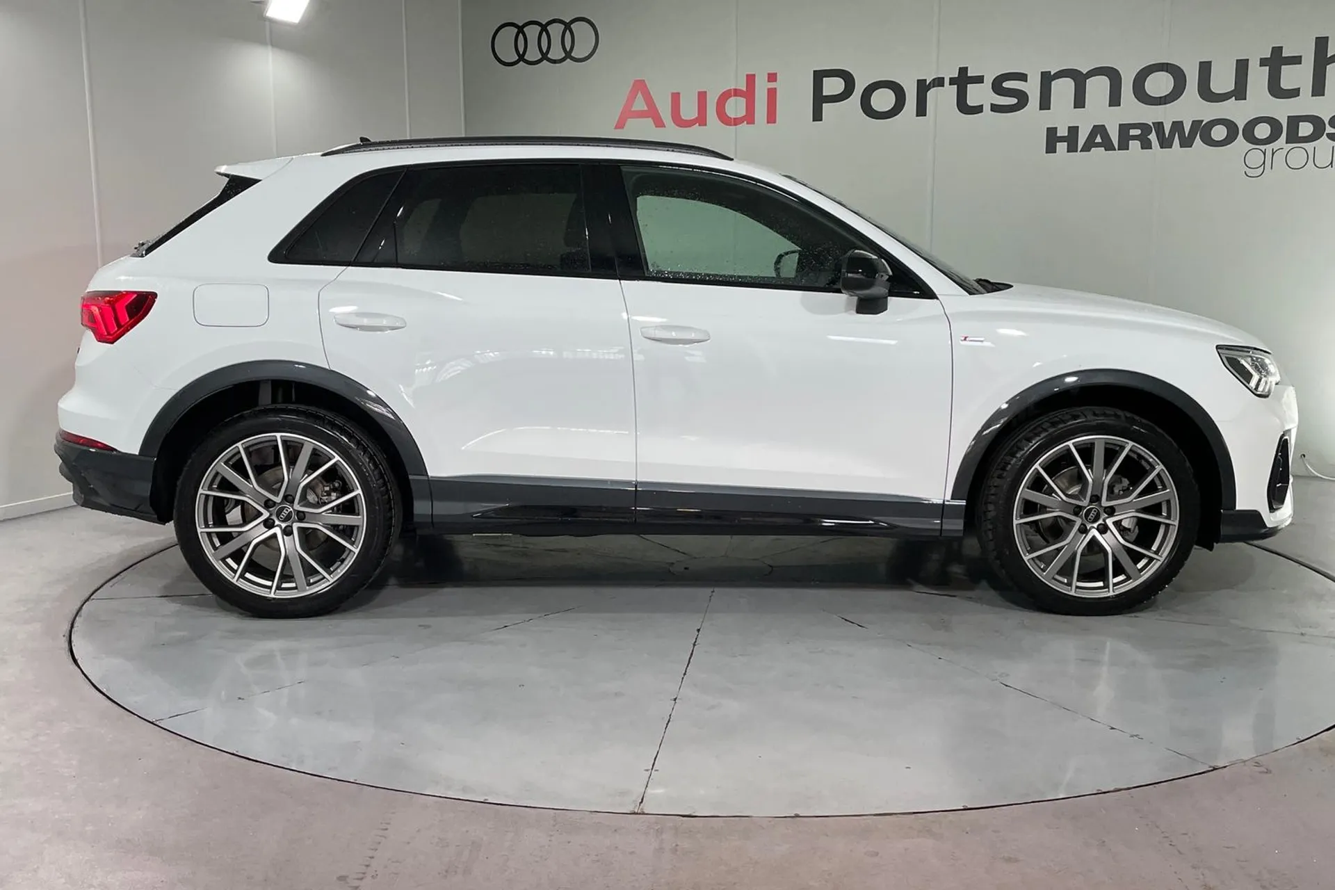 Audi Q3 thumbnail image number 2